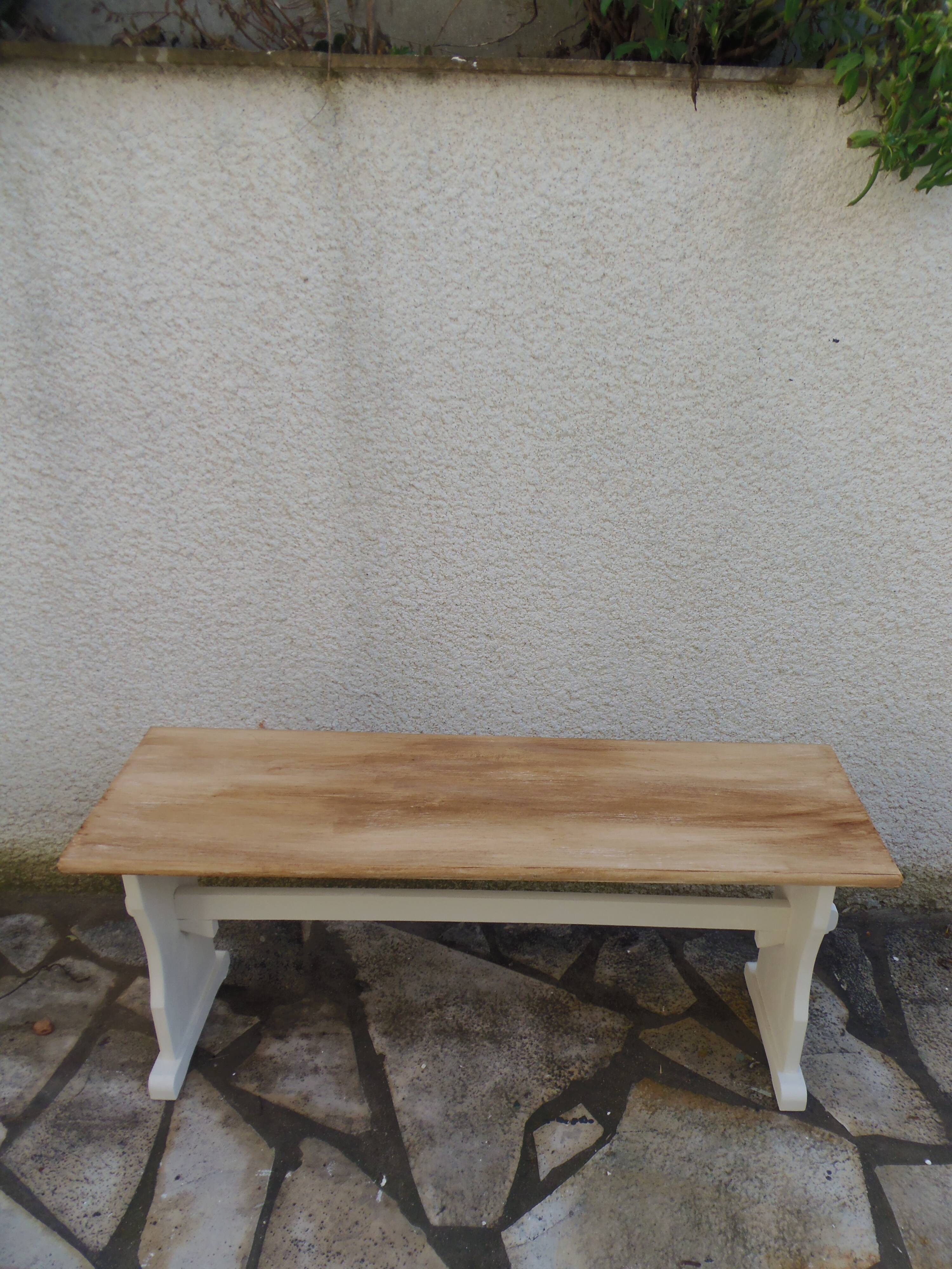 Banc réenchanté en beige, assise bois.