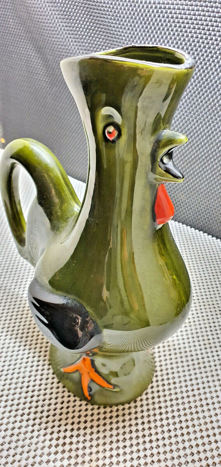 Pitcher in barbotine