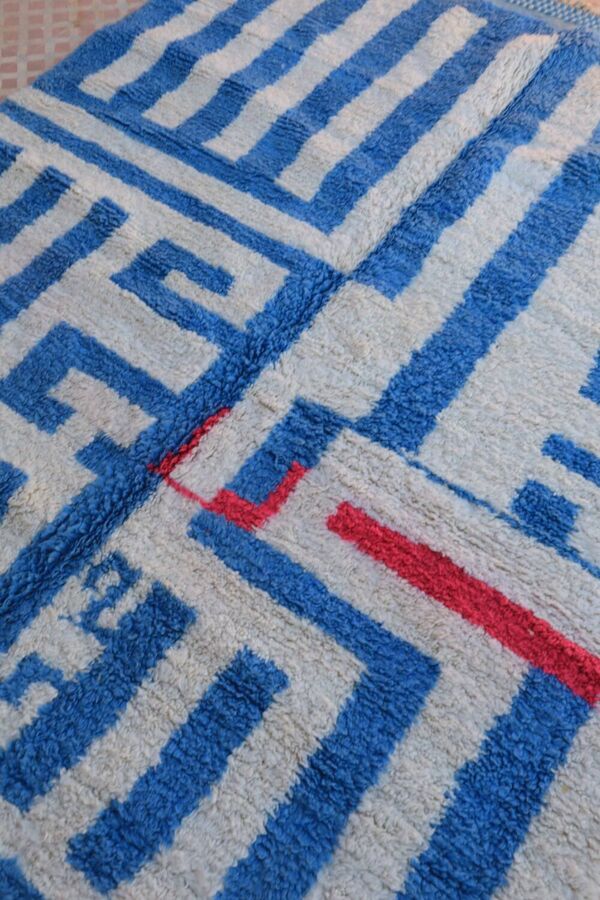 Tapis marocain berbère béni ouarain moderne bleu et blanc