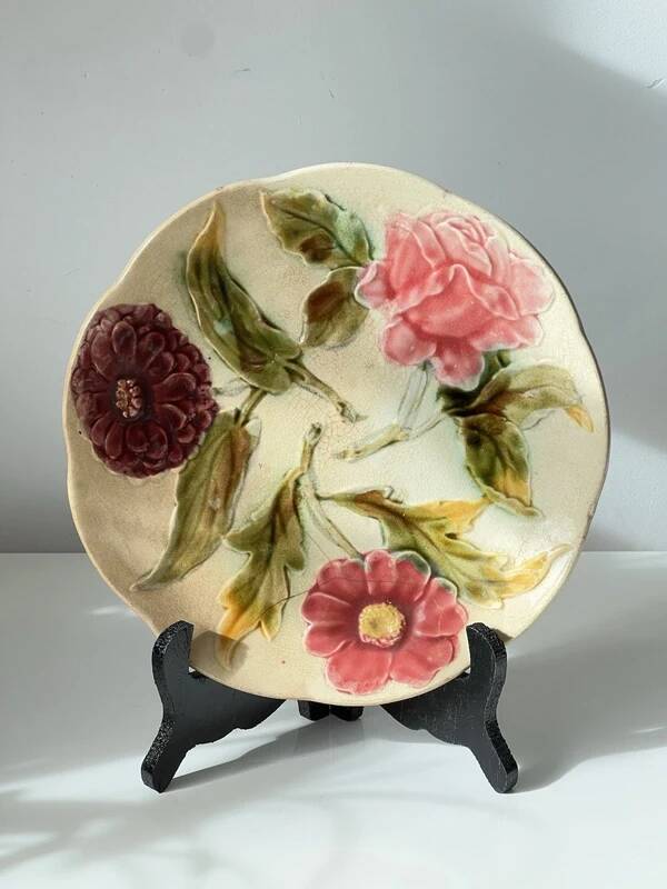 Art Deco barbotine plate from the 1930s – floral decoration of pink zinnia and dahlia – antique ceramic Ø 22 cm