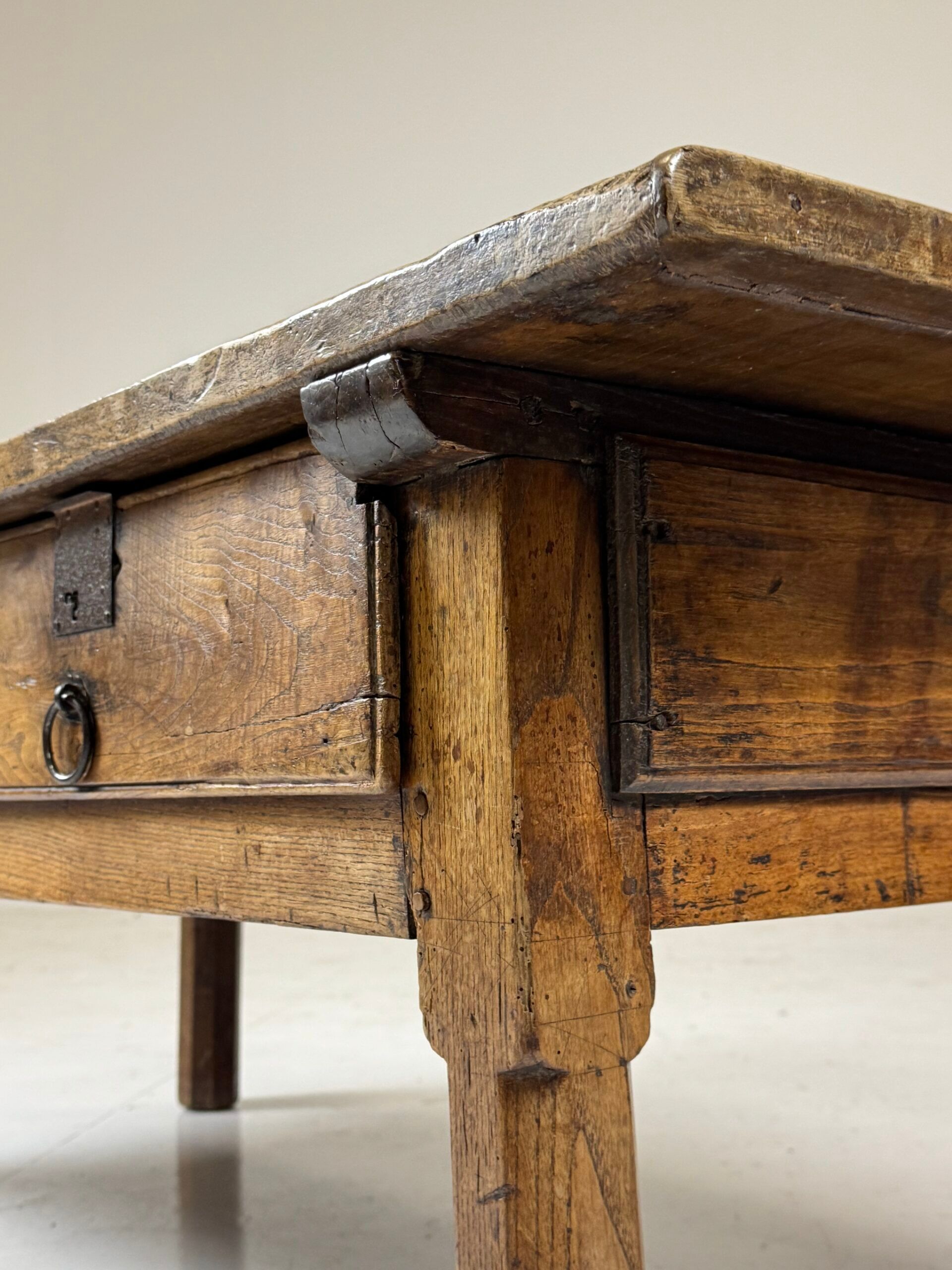 Table basse espagnole du XVIIIe siècle