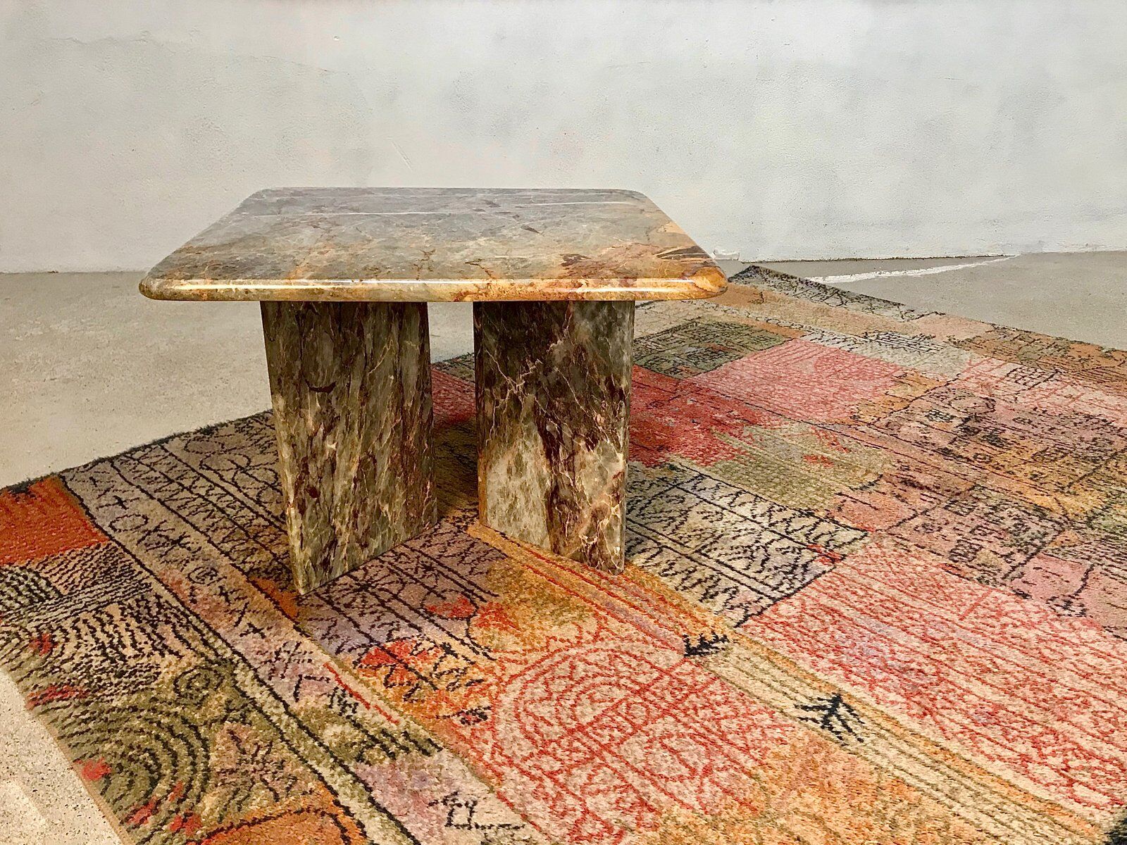 Table d'appoint ou table basse en marbre multicolore, Italie, années 1970