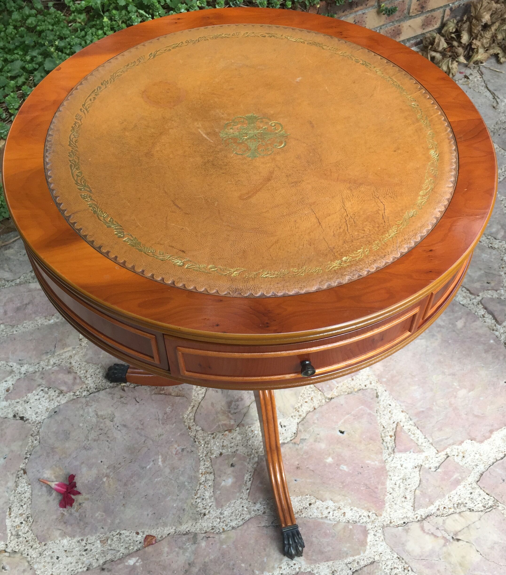 Set of 2 matching coffee tables near