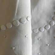 Drap de fil de lin brodé de pois sans monogramme 1950