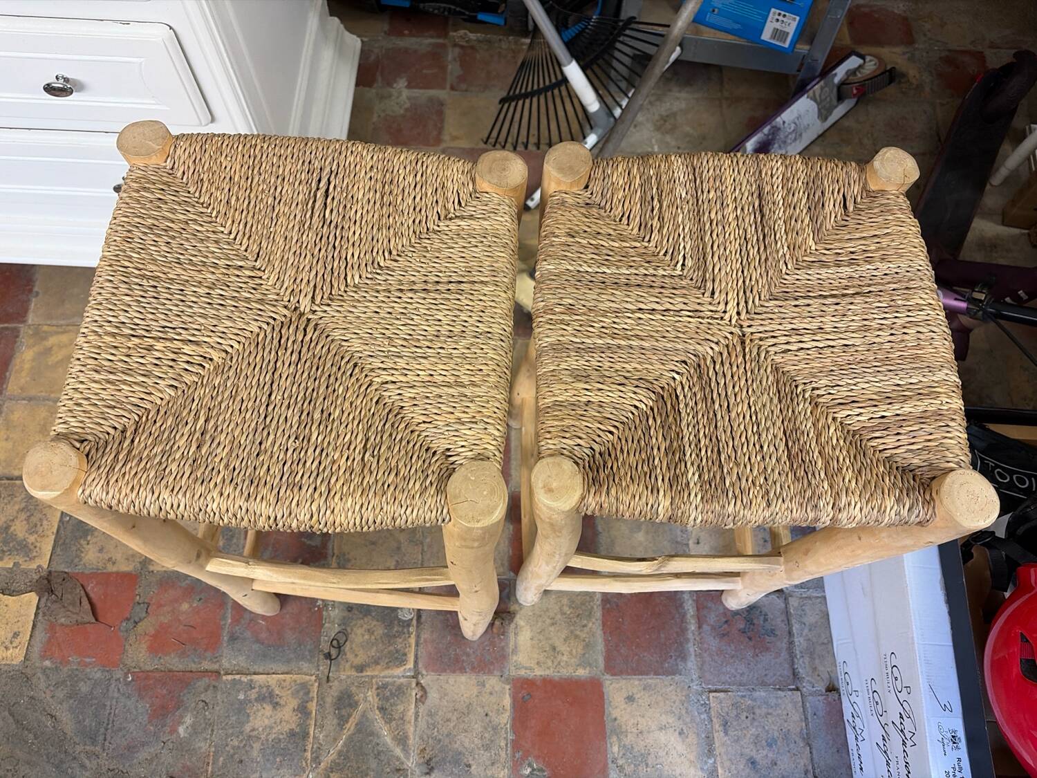 Lot de 2 tabourets en bois – assise paillée