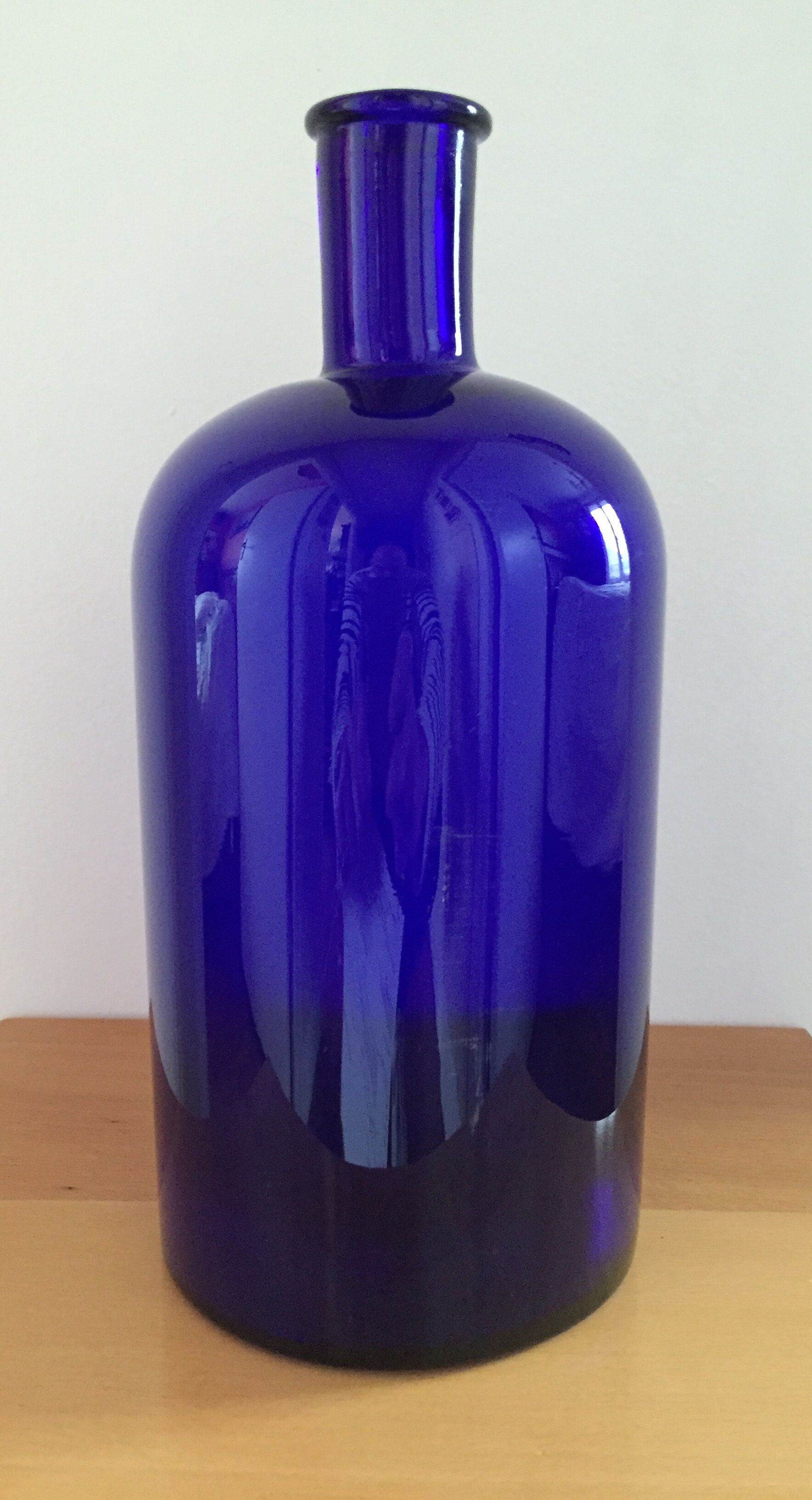 Flacon de pharmacie en verre bleu