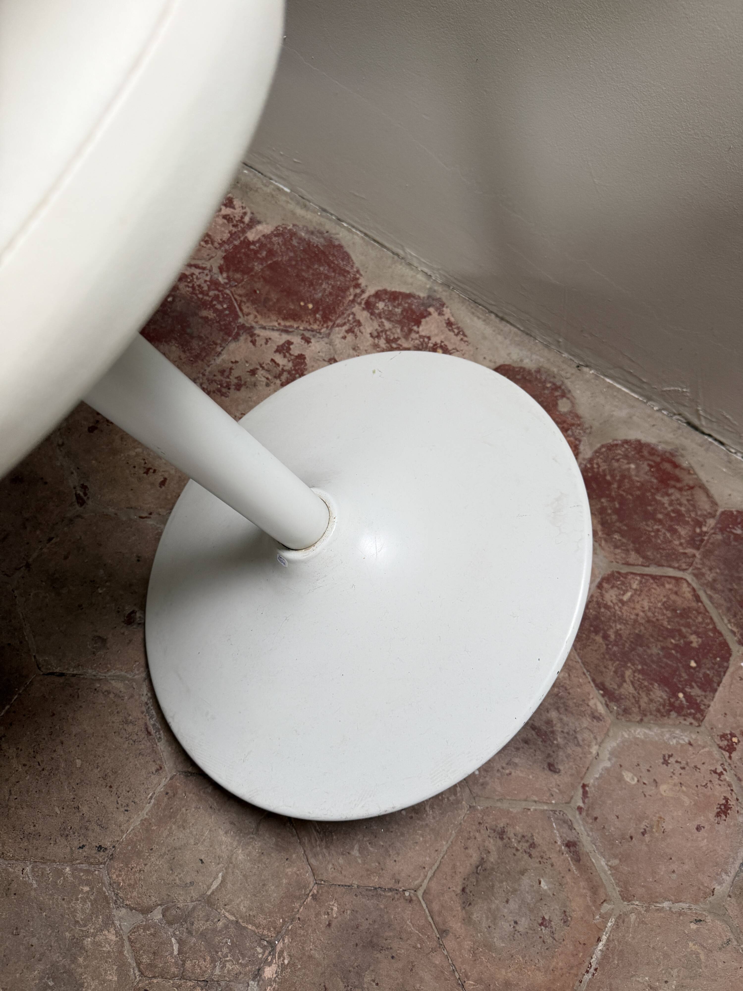 Pair of vintage white swivel armchairs in tulip style.