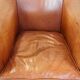 Fauteuil club en cuir de vachette couleur cognac avec finition clous décoratifs de style anglais