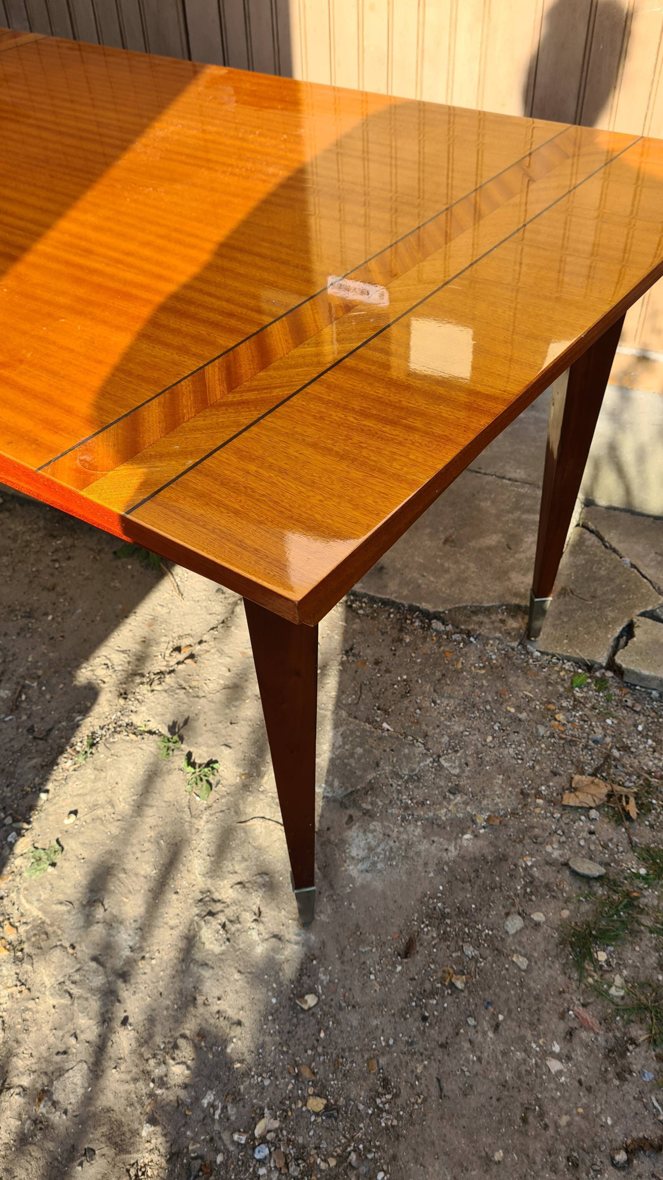 Table avec belle marqueterie