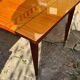 Table avec belle marqueterie
