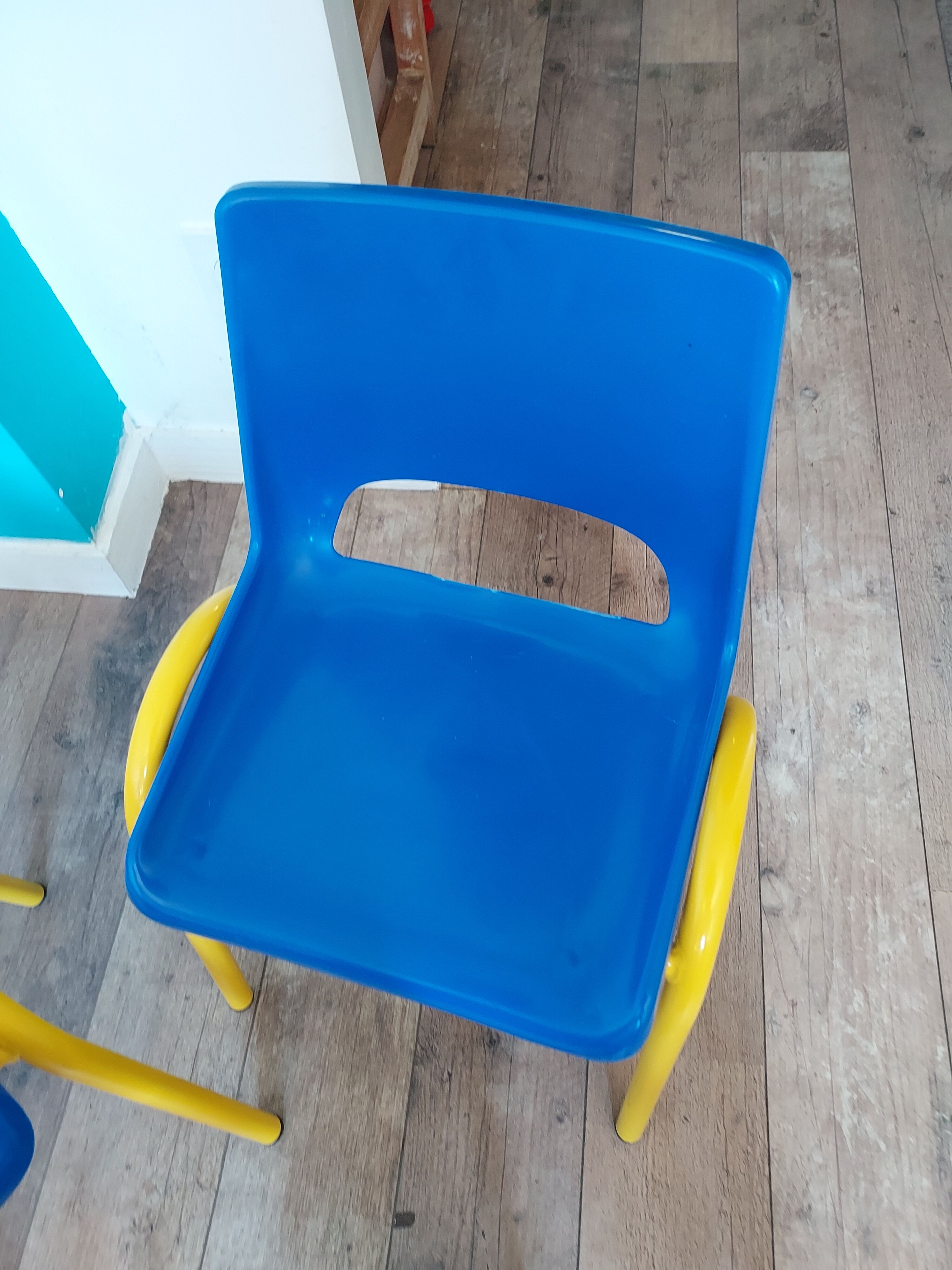 4 chaises coque école