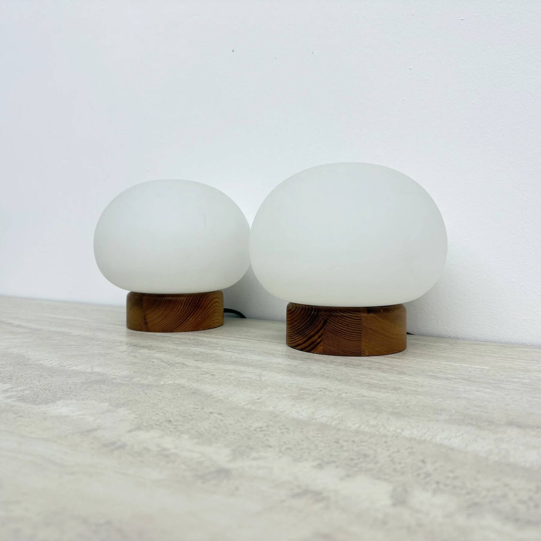 Ensemble de 2 lampes de table en bois de pin et en verre opalin, années 1970.