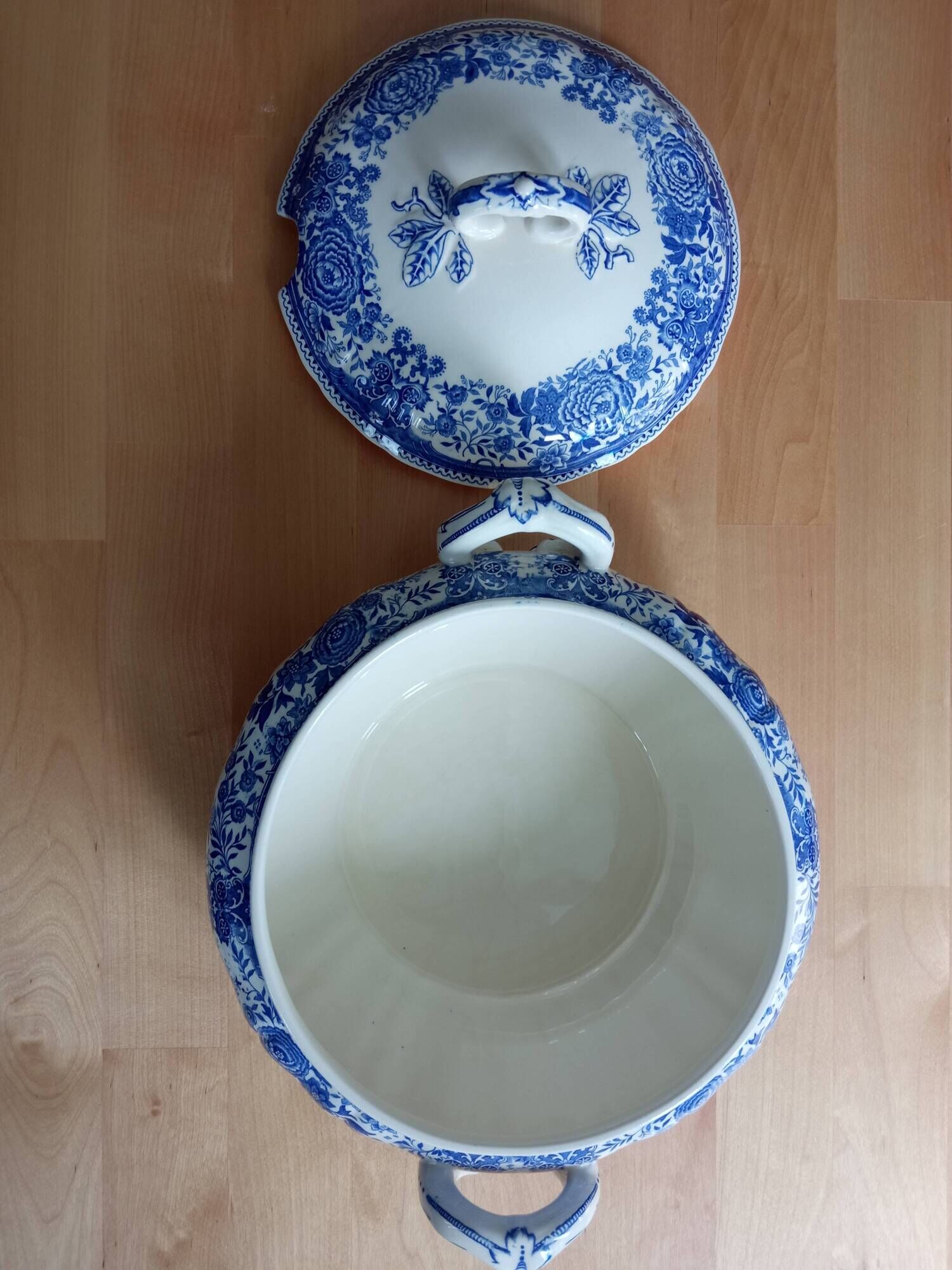 Superb retro soup tureen by Villeroy and Boch.