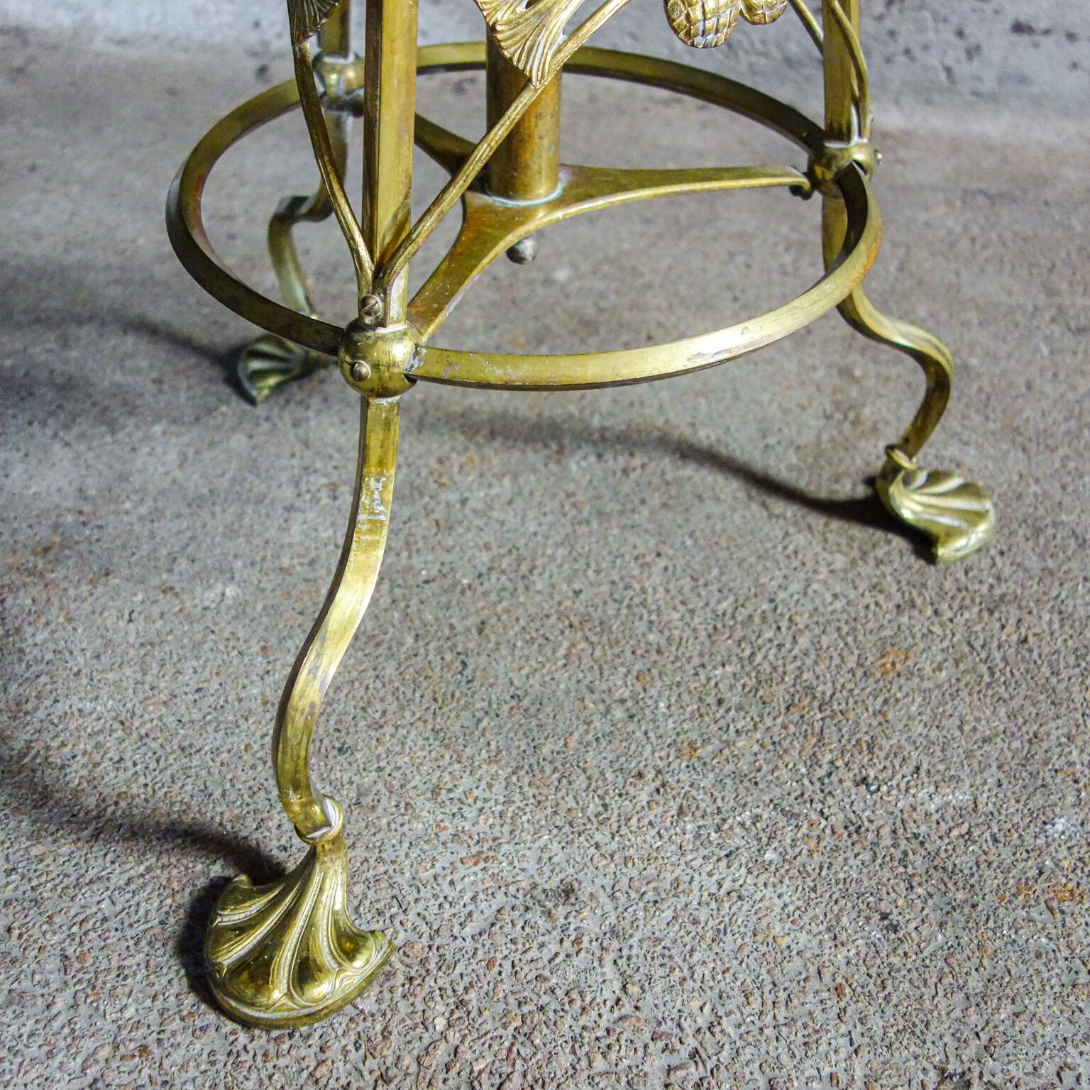 Art nouveau floor lamp with alabaster top - gold