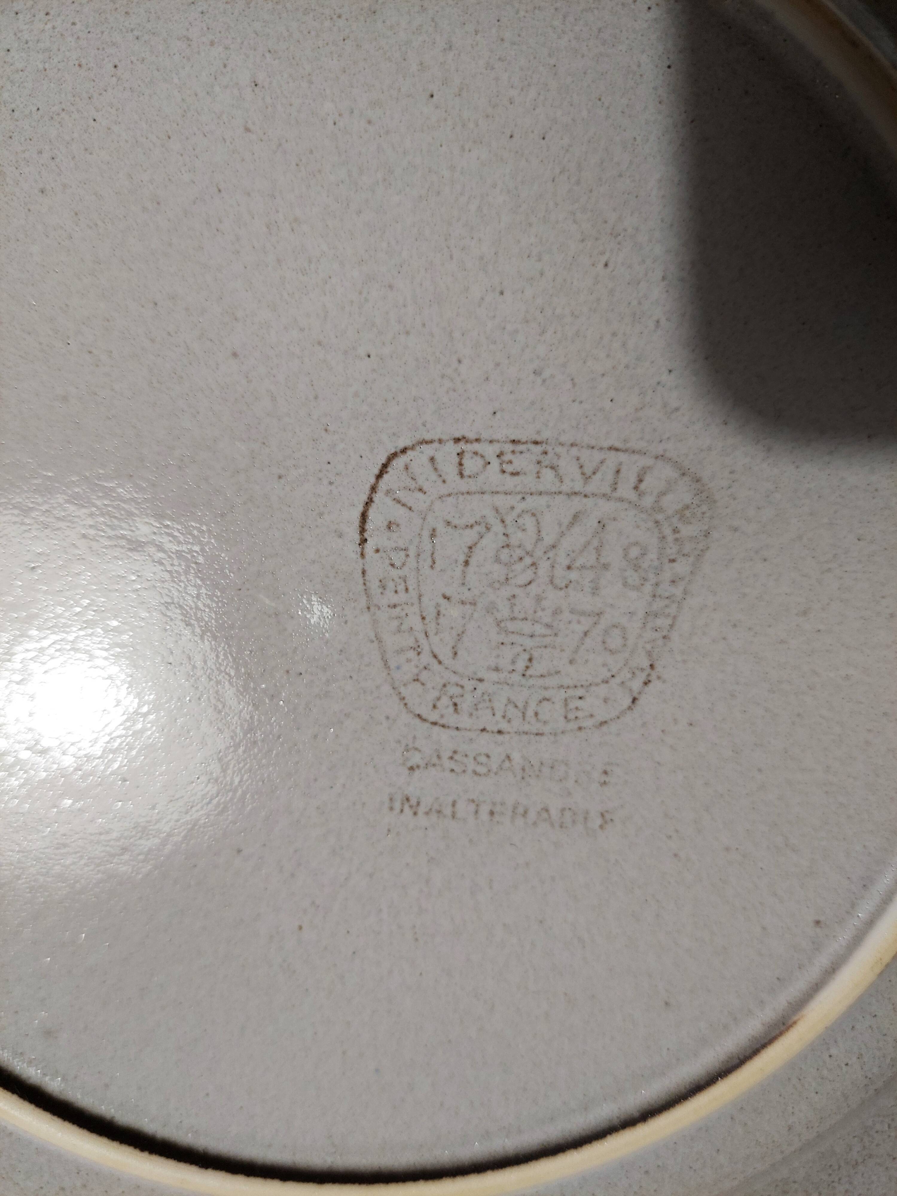 Flat plates series of six Niderviller stoneware, 20th century Cassandre decoration