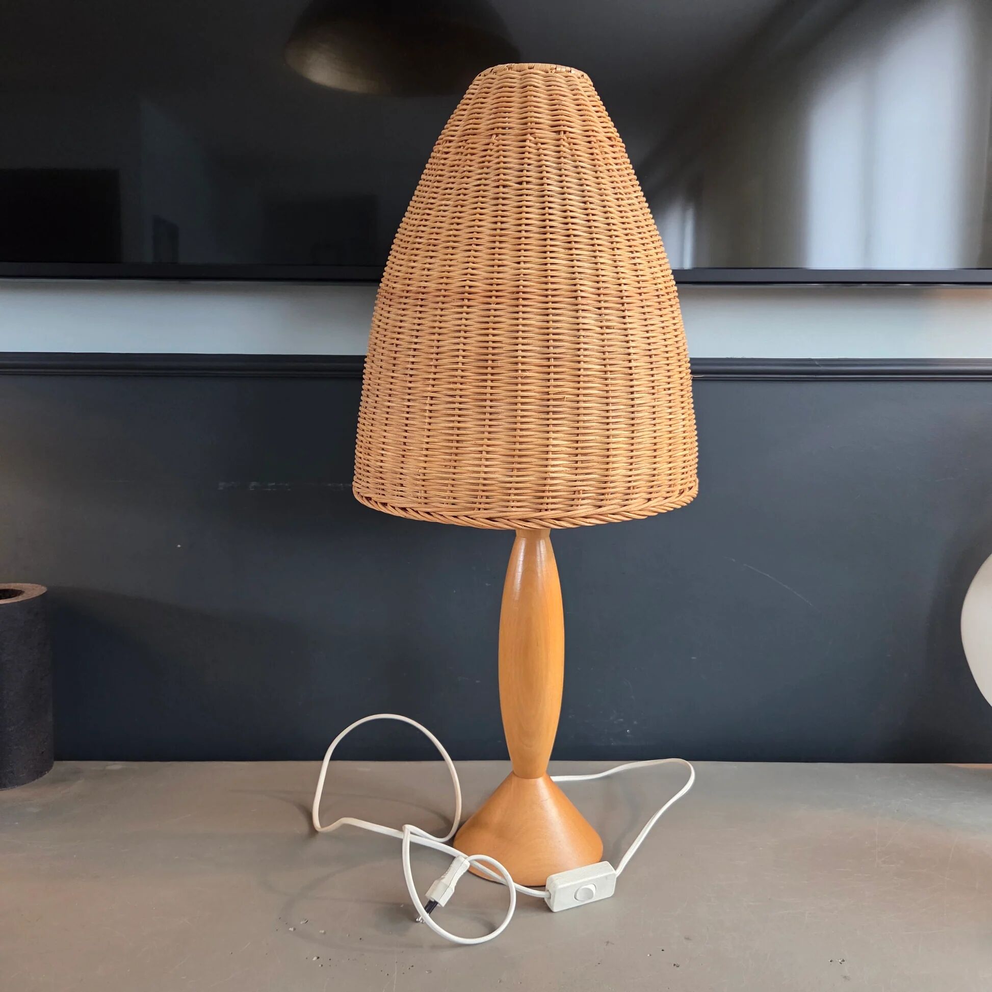 Table lamp in beech and rattan