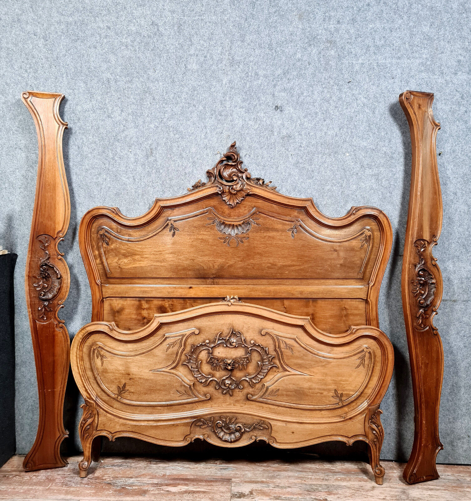Centre bed Louis XV Baroque curved walnut circa 1850
