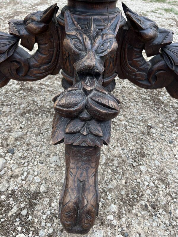 Ancien pied de table sculpté en bois à têtes d’animaux – XIXe / style néo-R