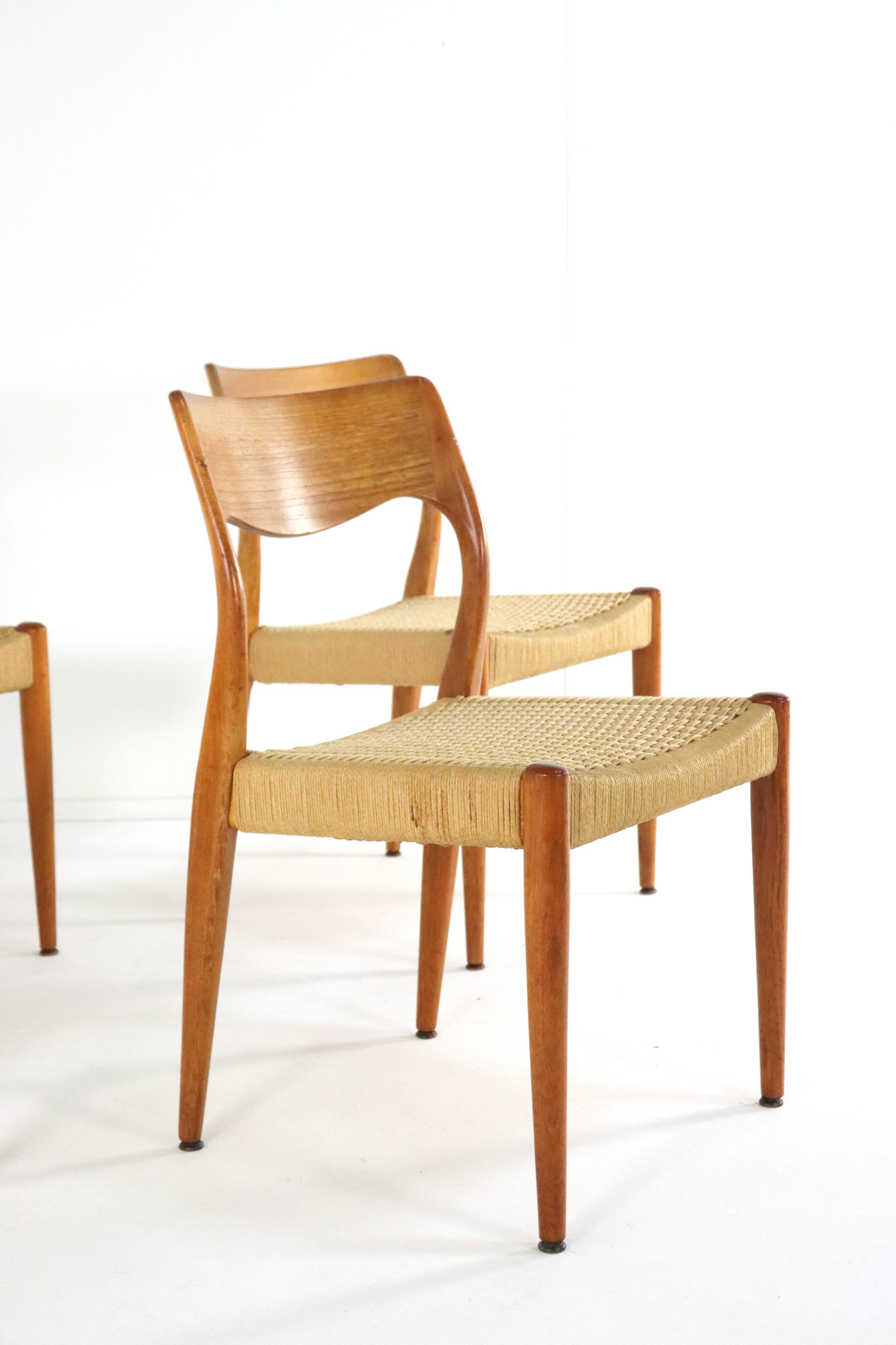 Set of 4 eetkamerstoelen Fristho team naar Niels O Moller model 71