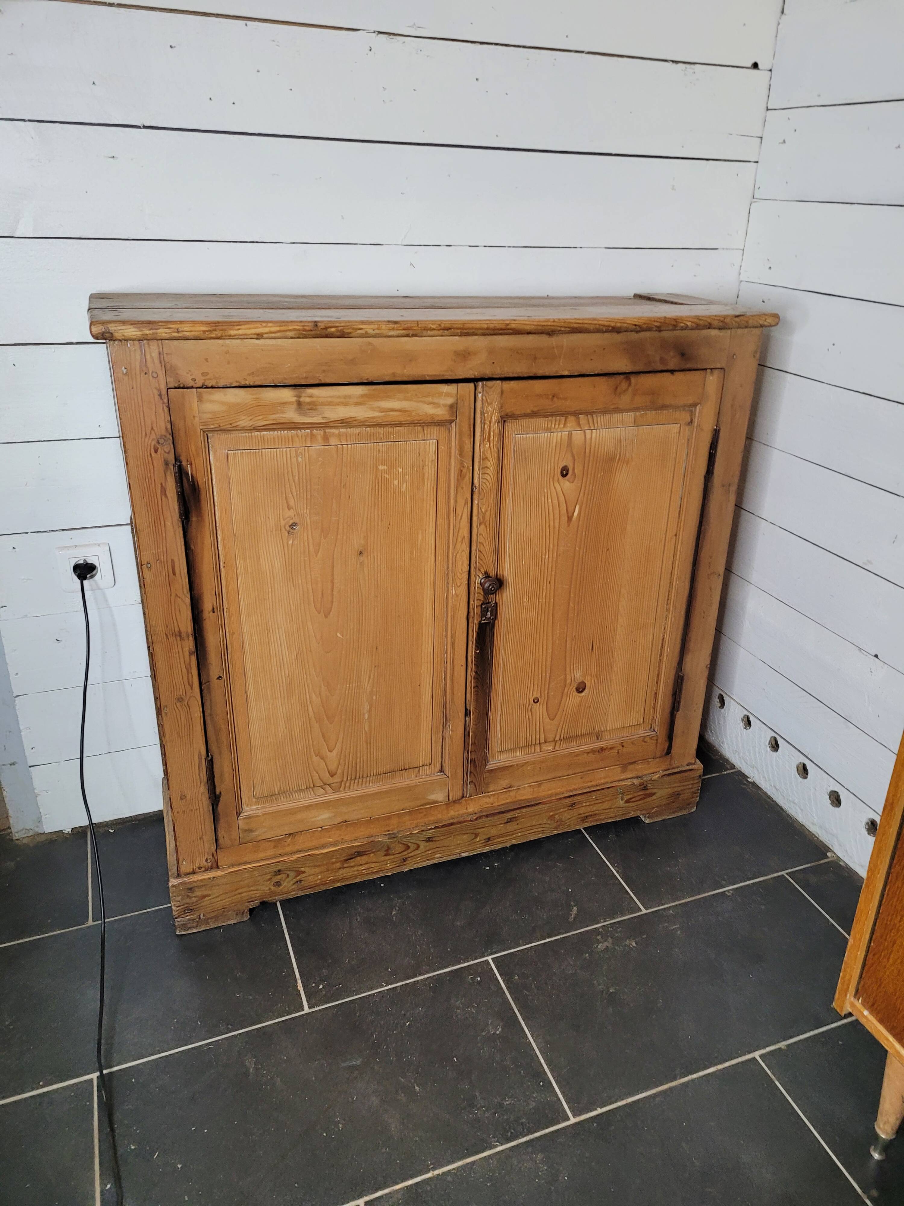 Old 2-door fir sideboard, 104×31cms