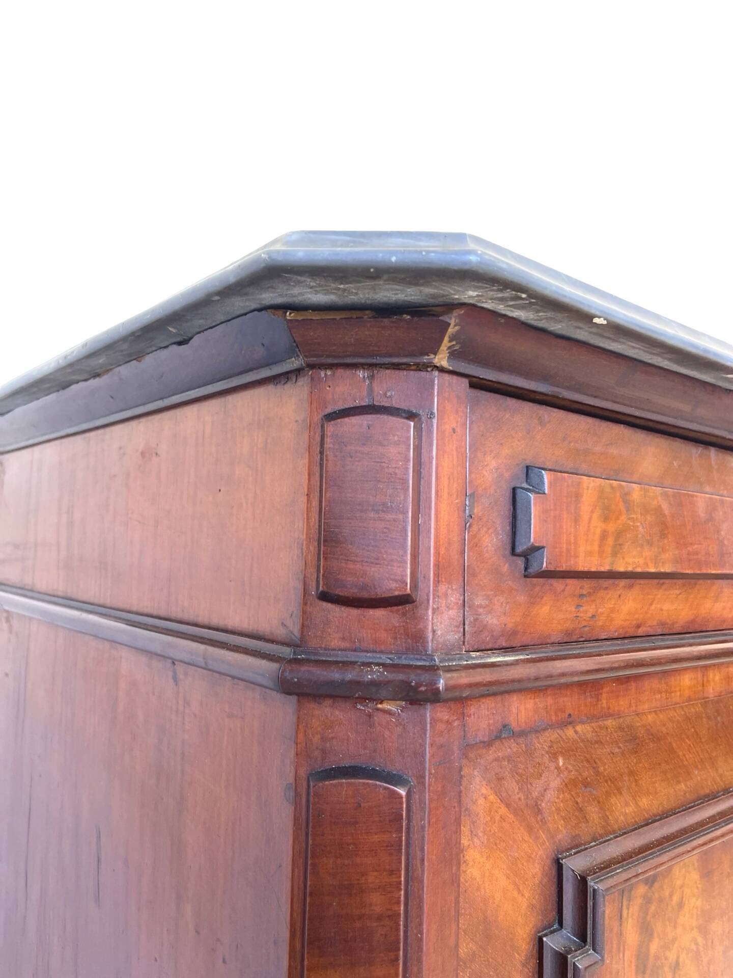 Commode Umbertino en acajou et noyer, 19e siècle.