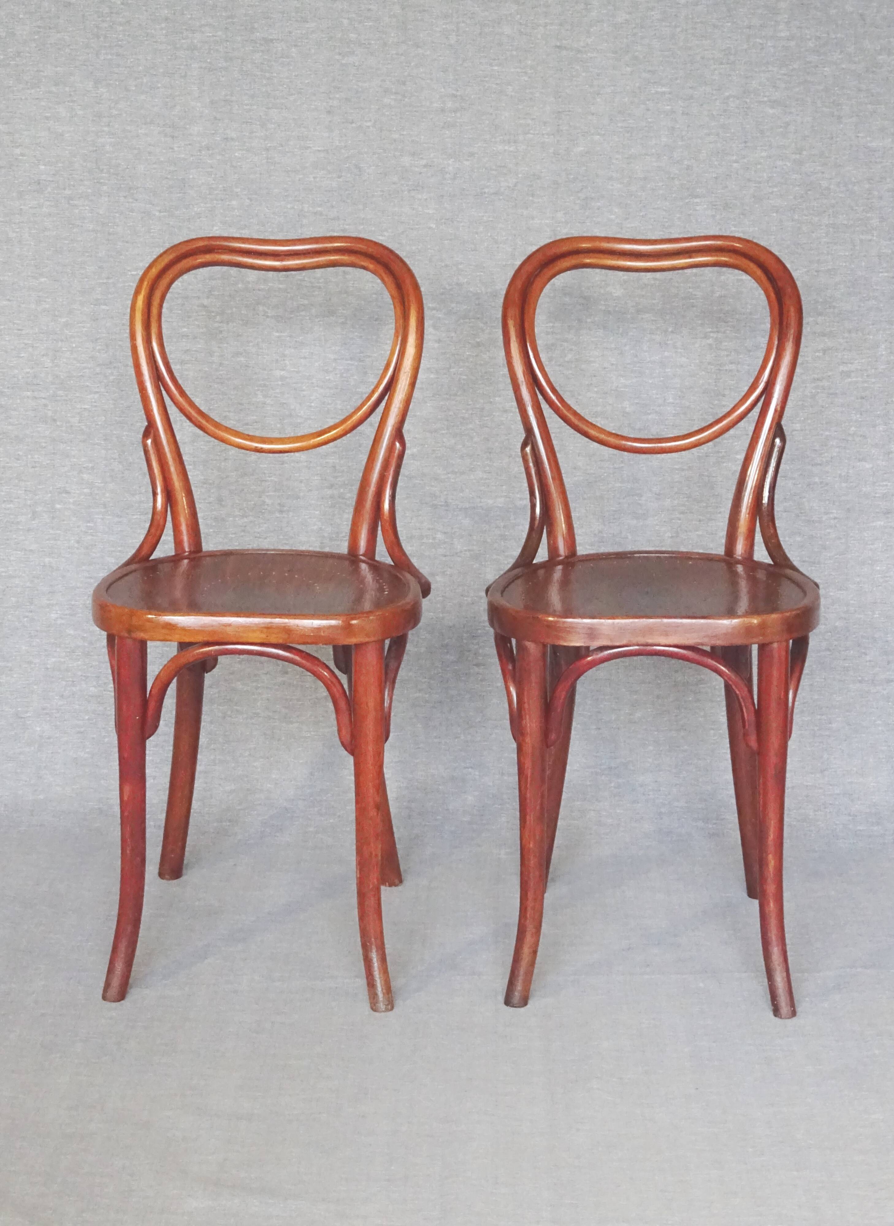 Set of two chairs Thonet n°28 heart, perforated wood seat -1903