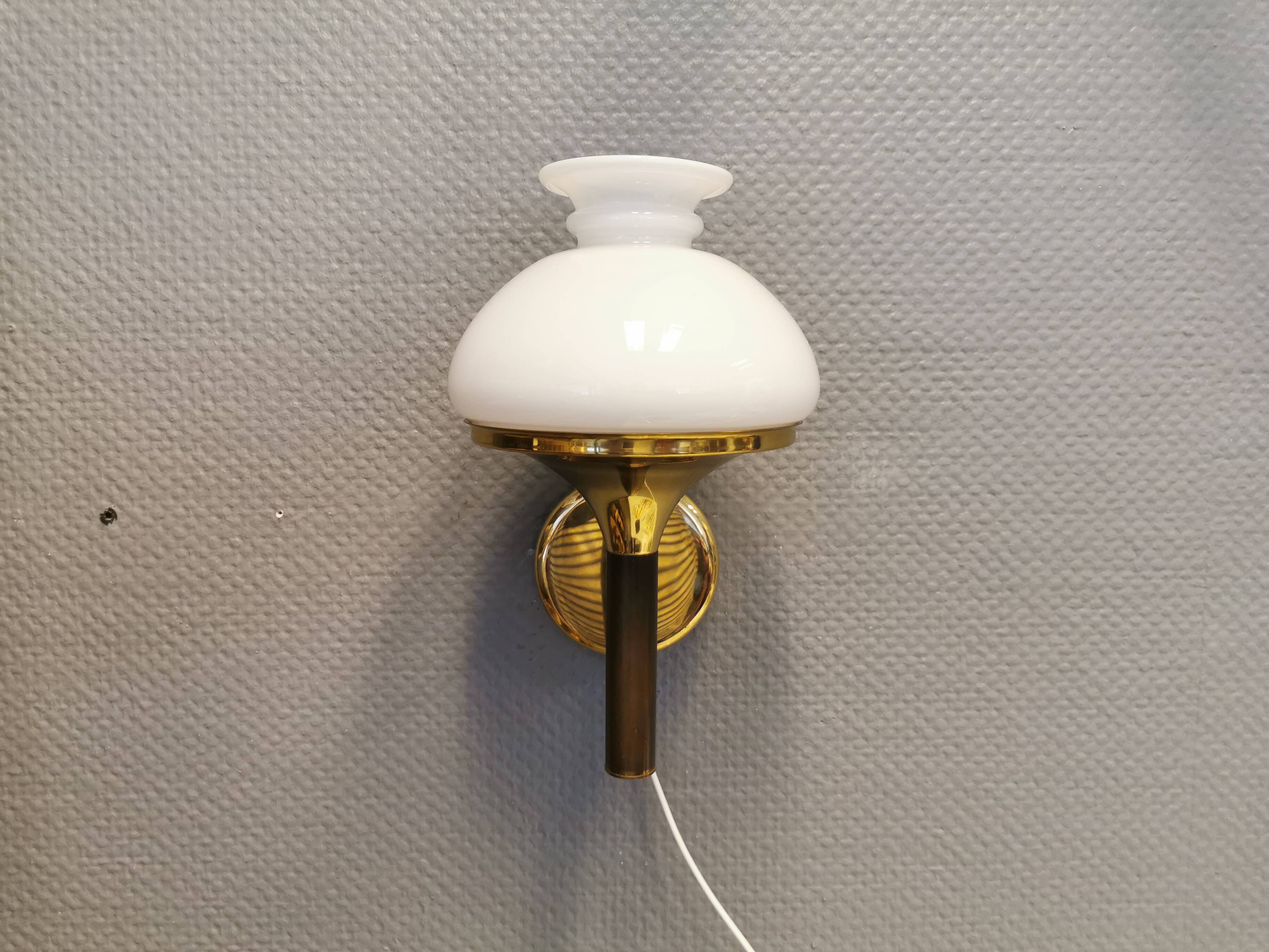 Applique en laiton avec abat-jour original en verre blanc laiteux, conçue par Svend Mejlstrøm Danemark années 1960