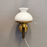 Applique en laiton avec abat-jour original en verre blanc laiteux, conçue par Svend Mejlstrøm Danemark années 1960