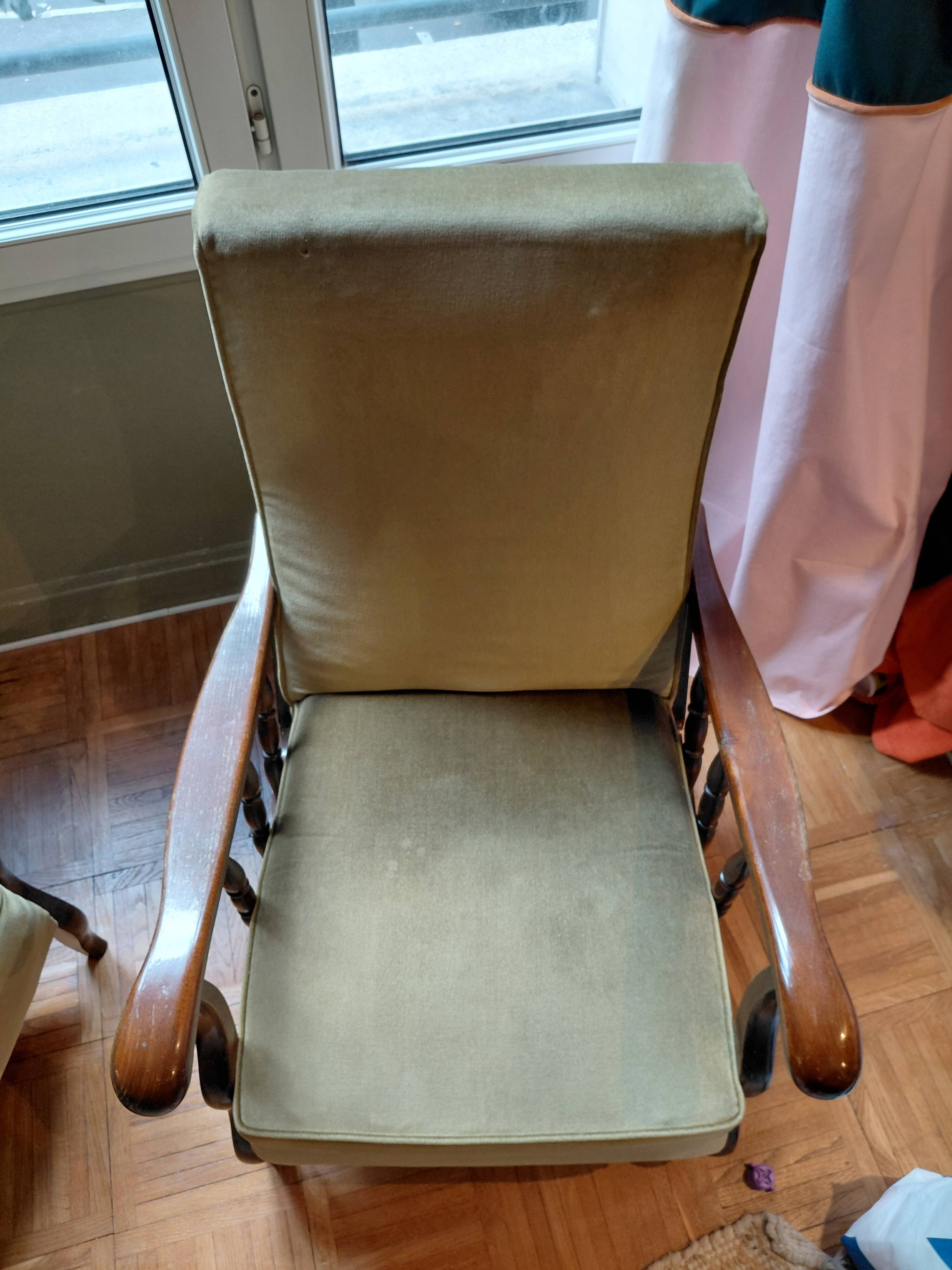 Lot of 2 olive green velvet armchairs.