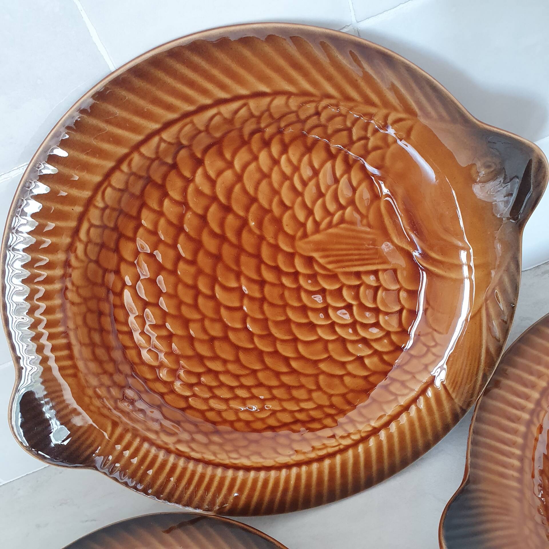 Sarreguemines / 4 ceramic fish-shaped plates in Barb porcelain.