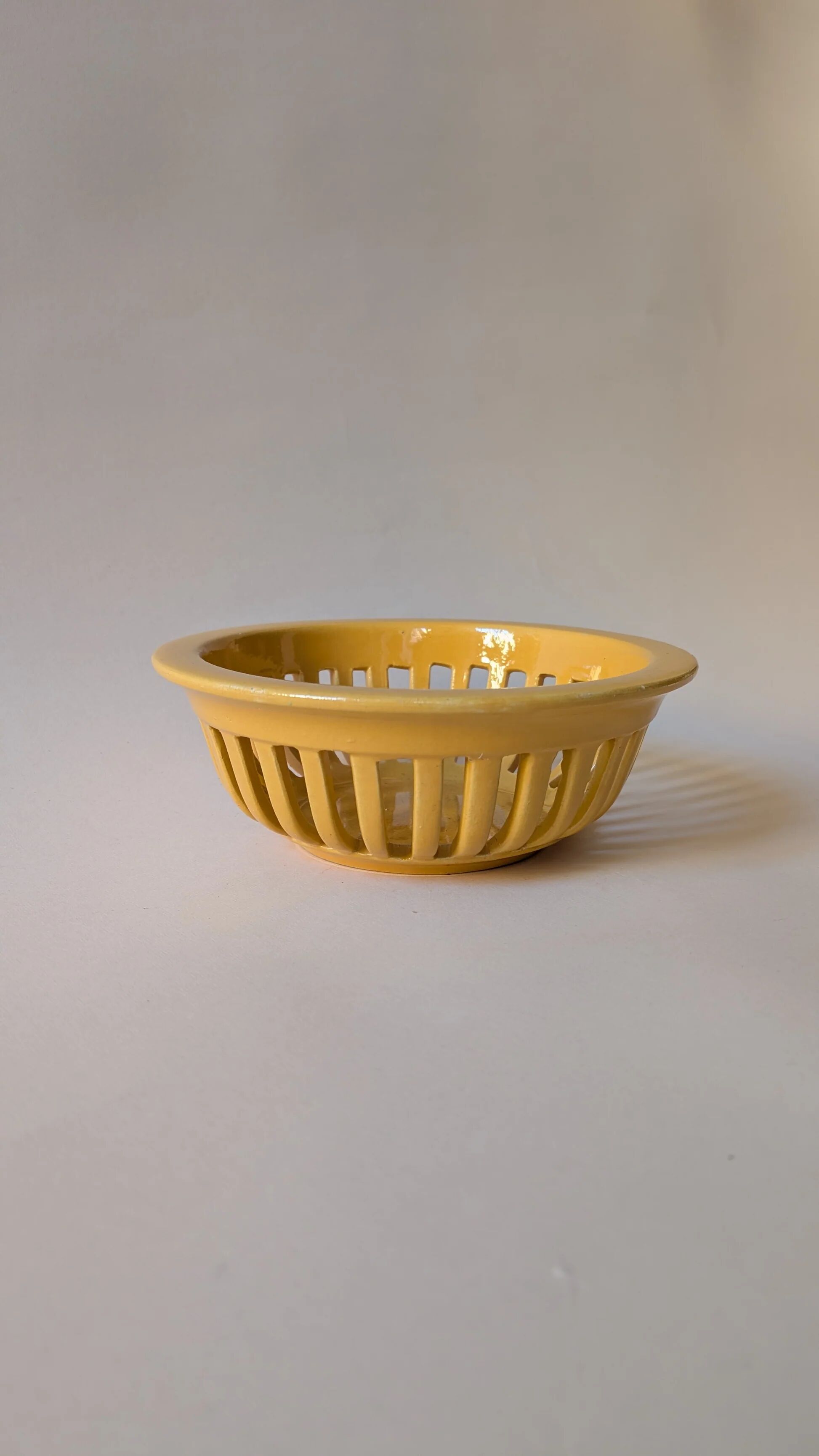 Corbeille en céramique jaune