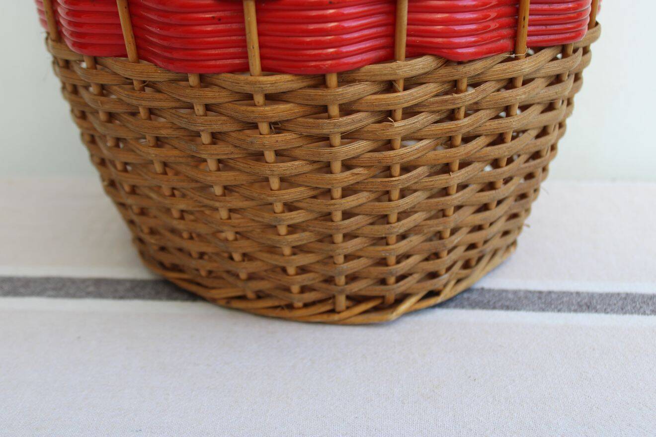 Wicker basket and scoubidou