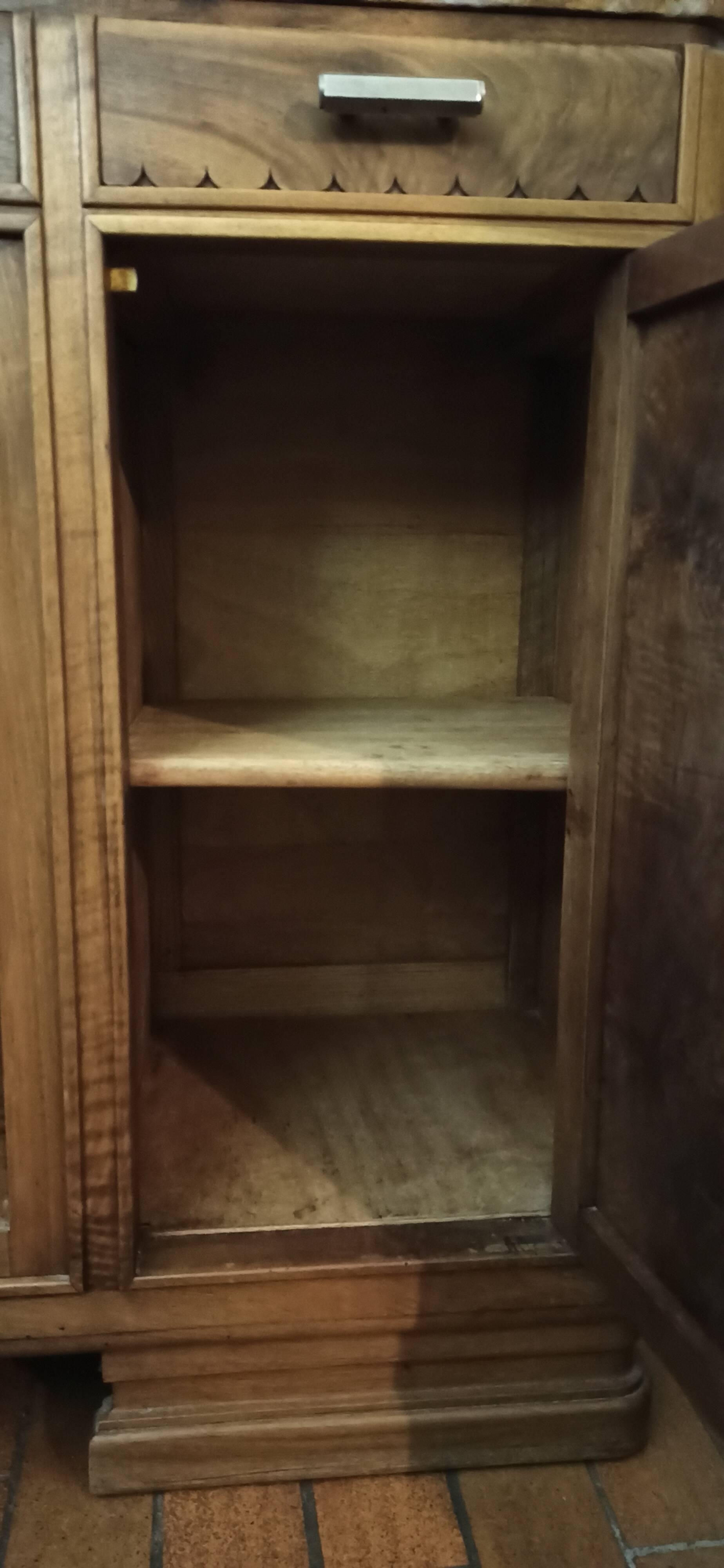 Low sideboard from the beginning of the twentieth century in walnut.
