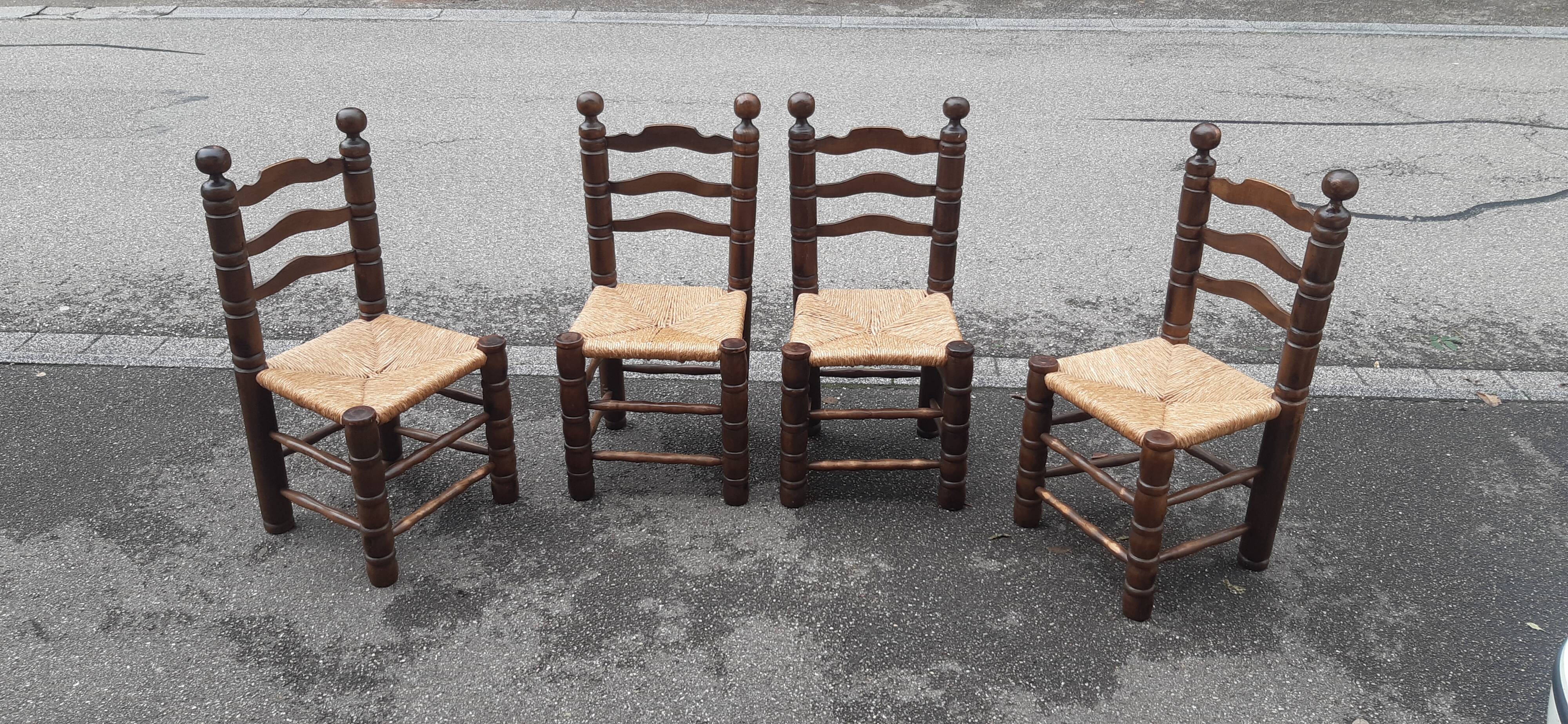 4 chaises brutalistes en bois tourné et paille