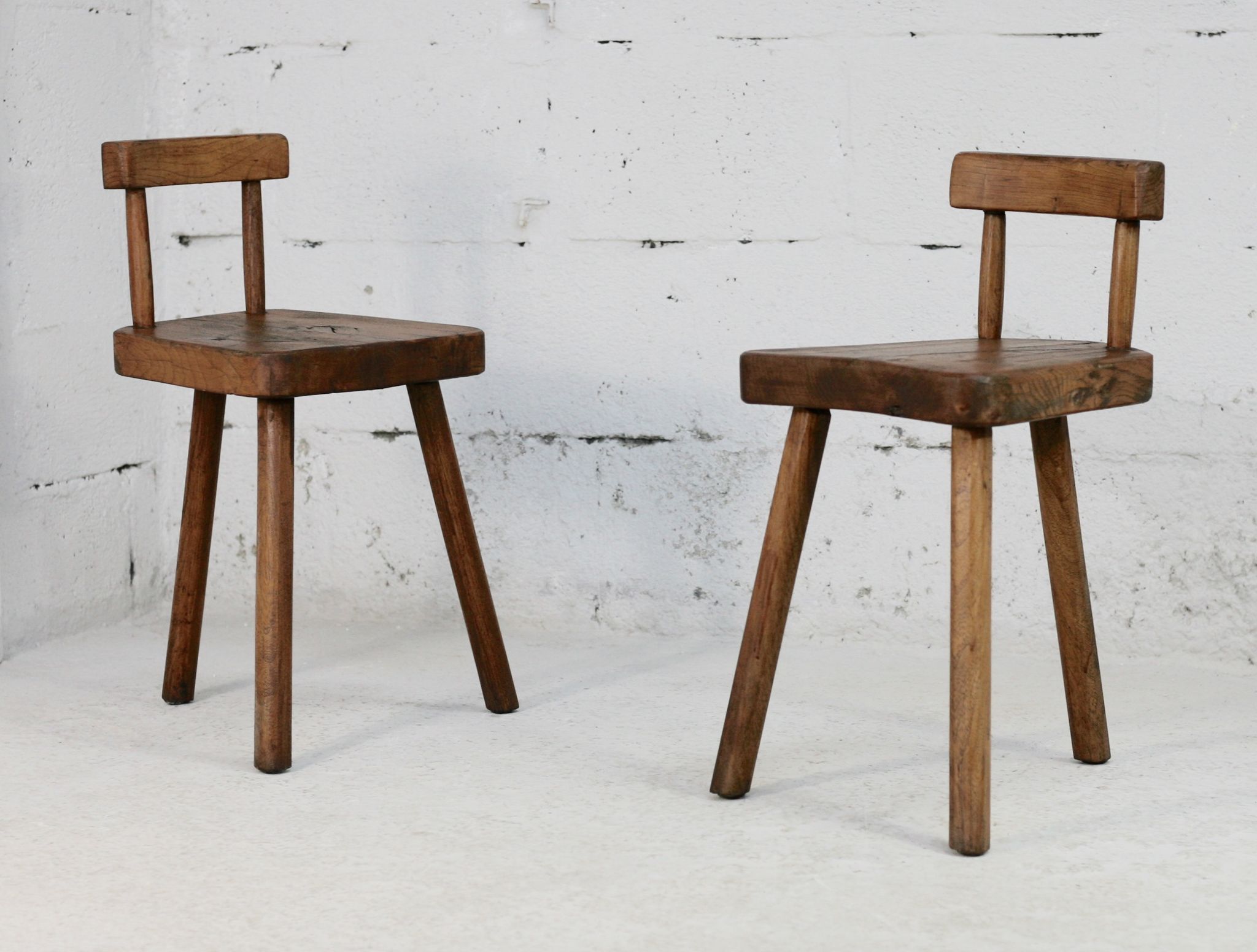Paire de tabourets tripodes à dossier brutalistes, France, circa 1960