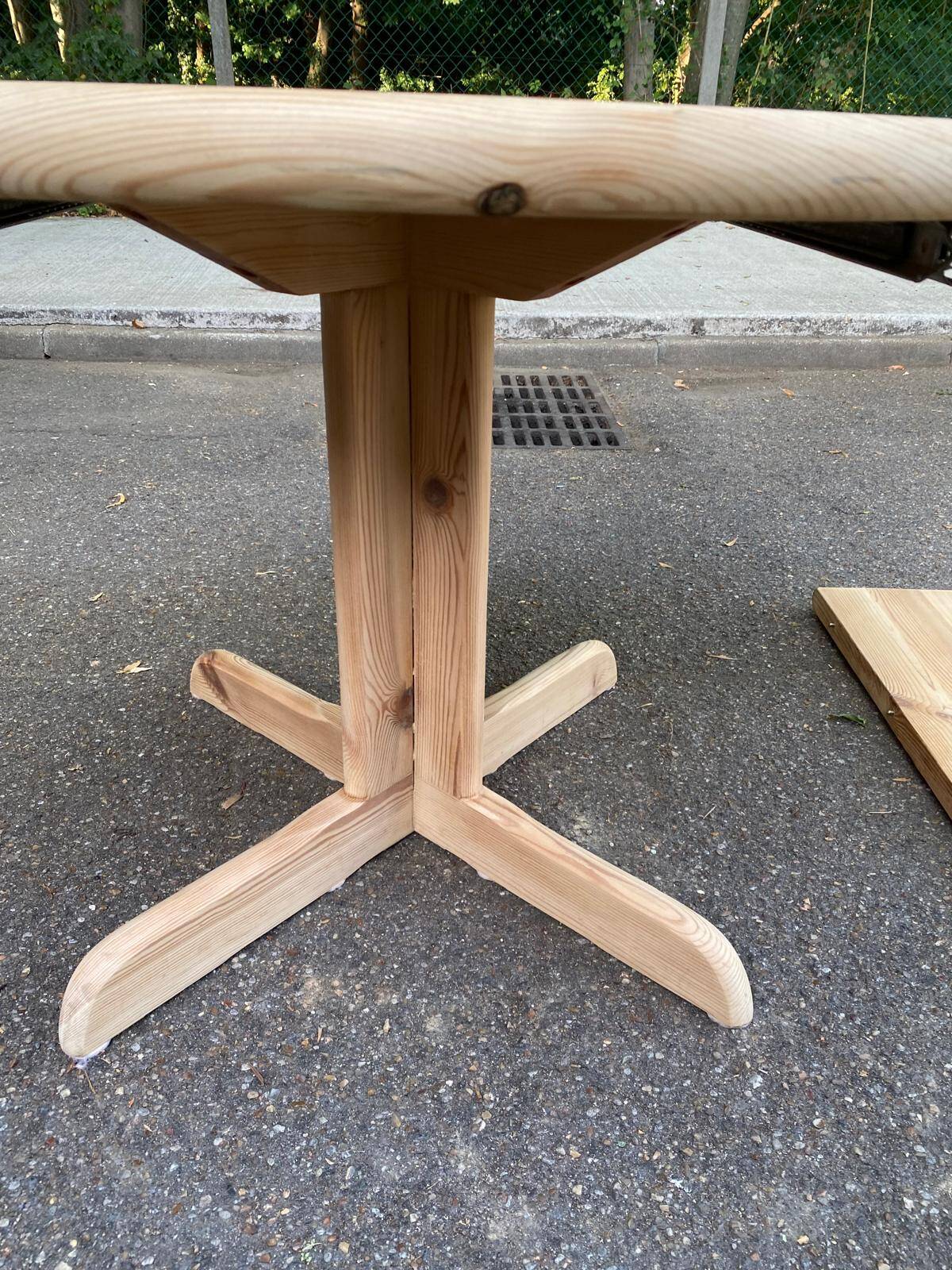 Table à manger ronde décapée extensible Rainer Daumiller Hirtshals Sawaerk