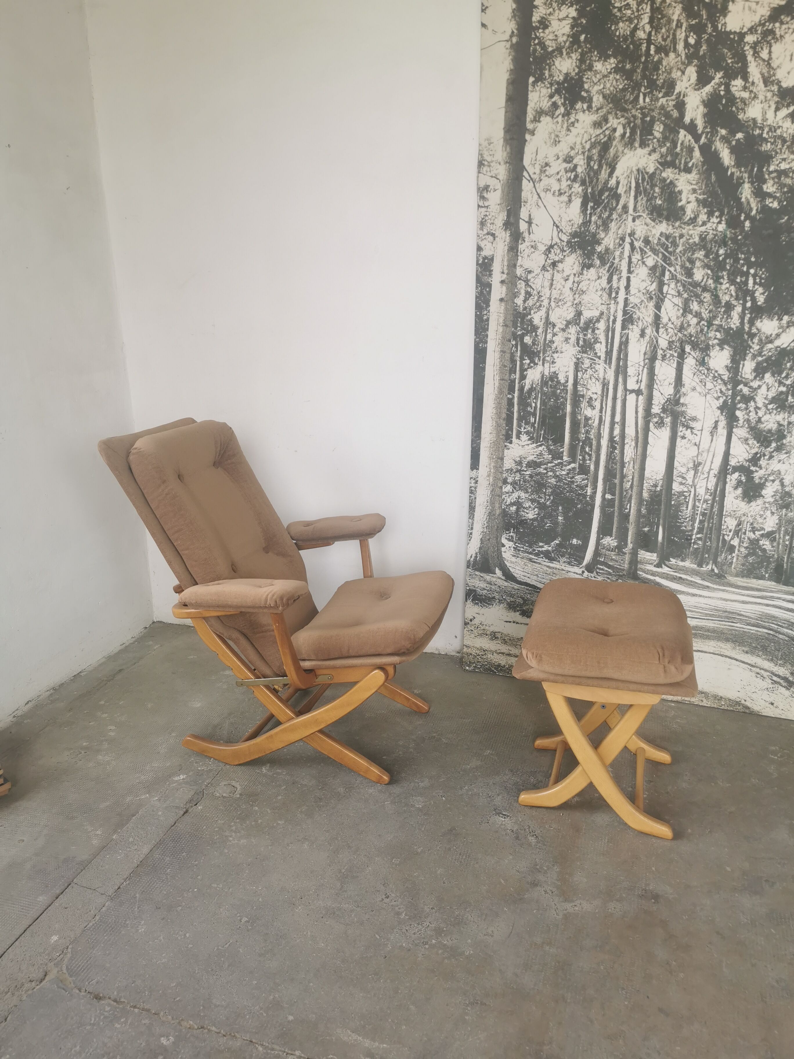 Relax armchair and its velvet ottoman from the 70s /80