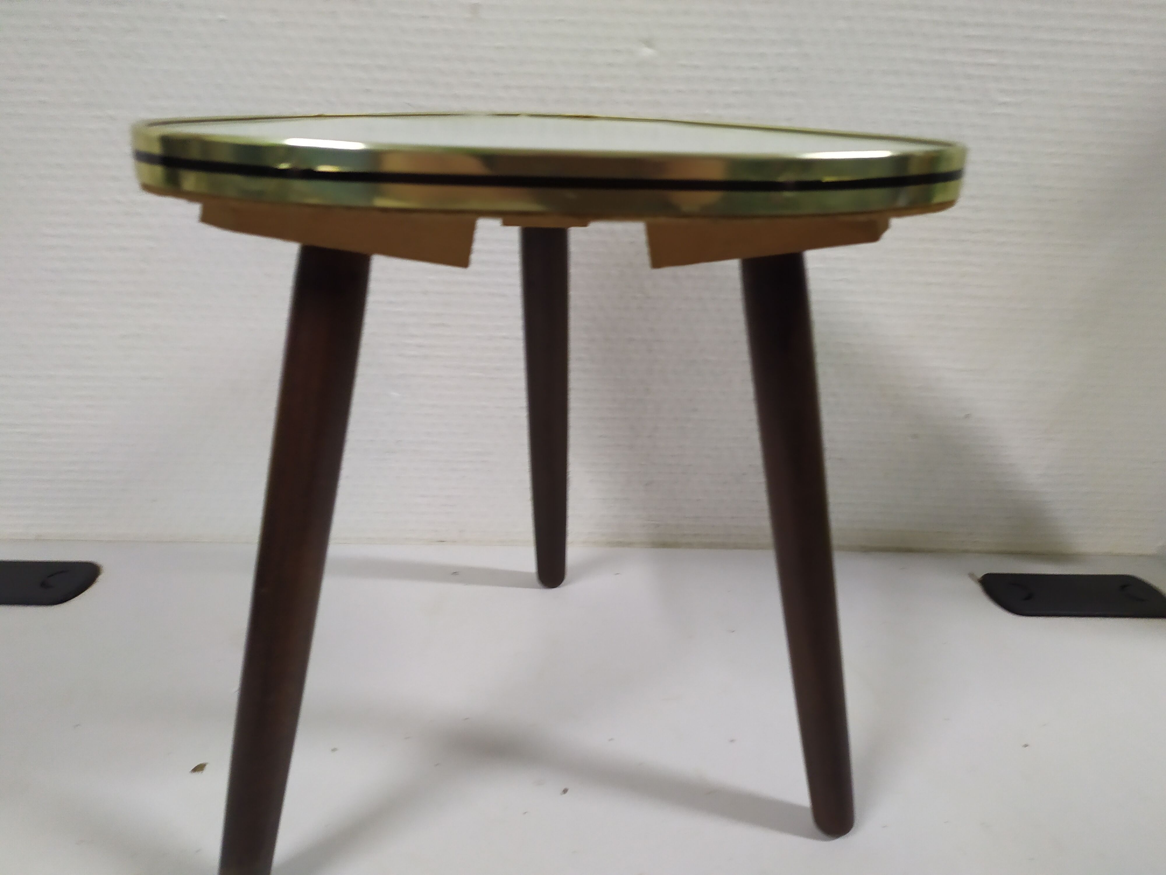 Formica tripod rests plant holder - white - vintage