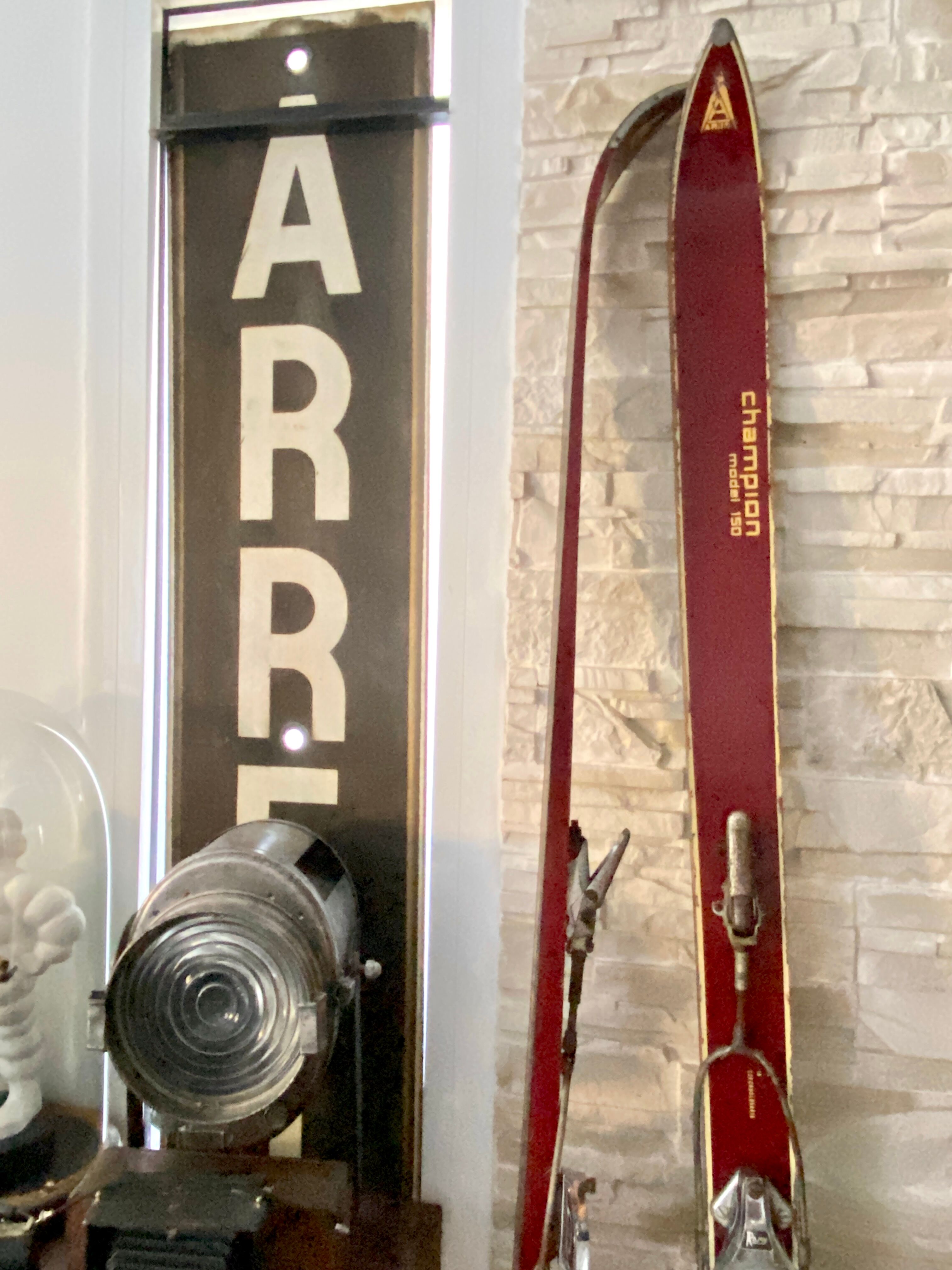 Paire de ski vintage en bois