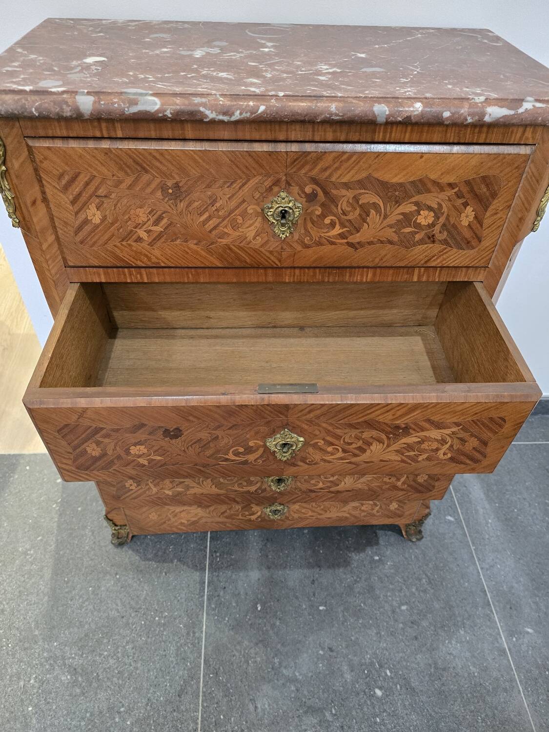 Louis XV chest of drawers in marquetry and gilded bronze - Marble top