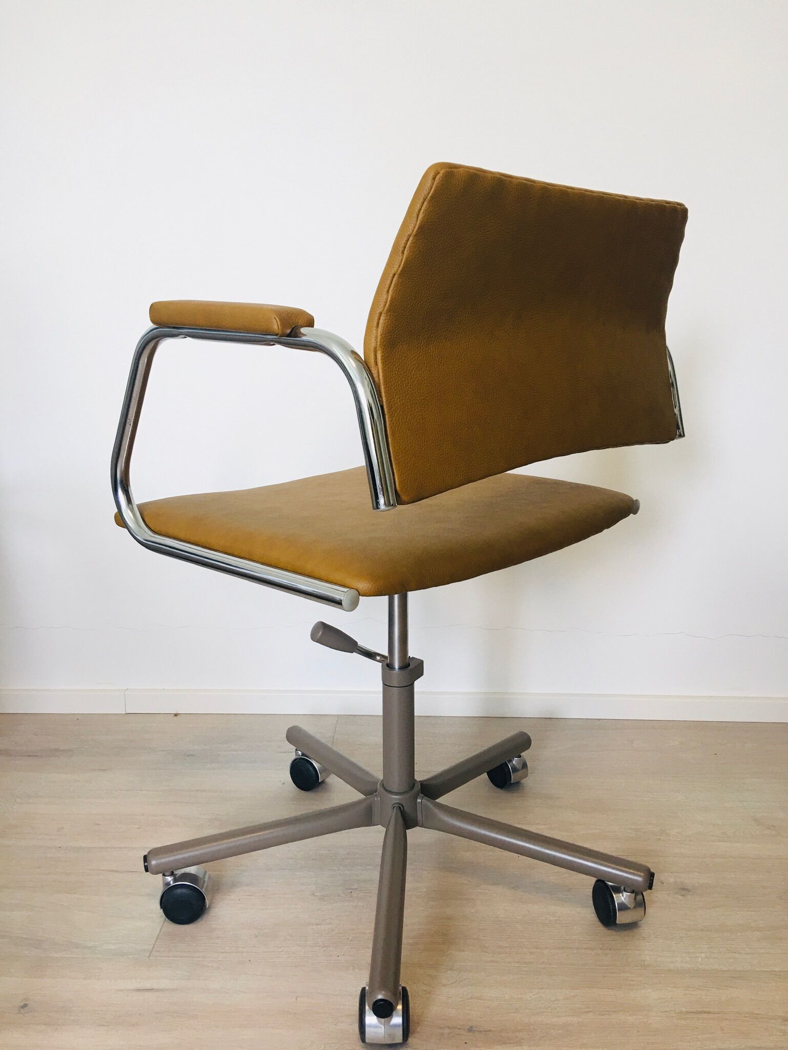 Chaise de bureau moutarde vintage de Kovona, 1986