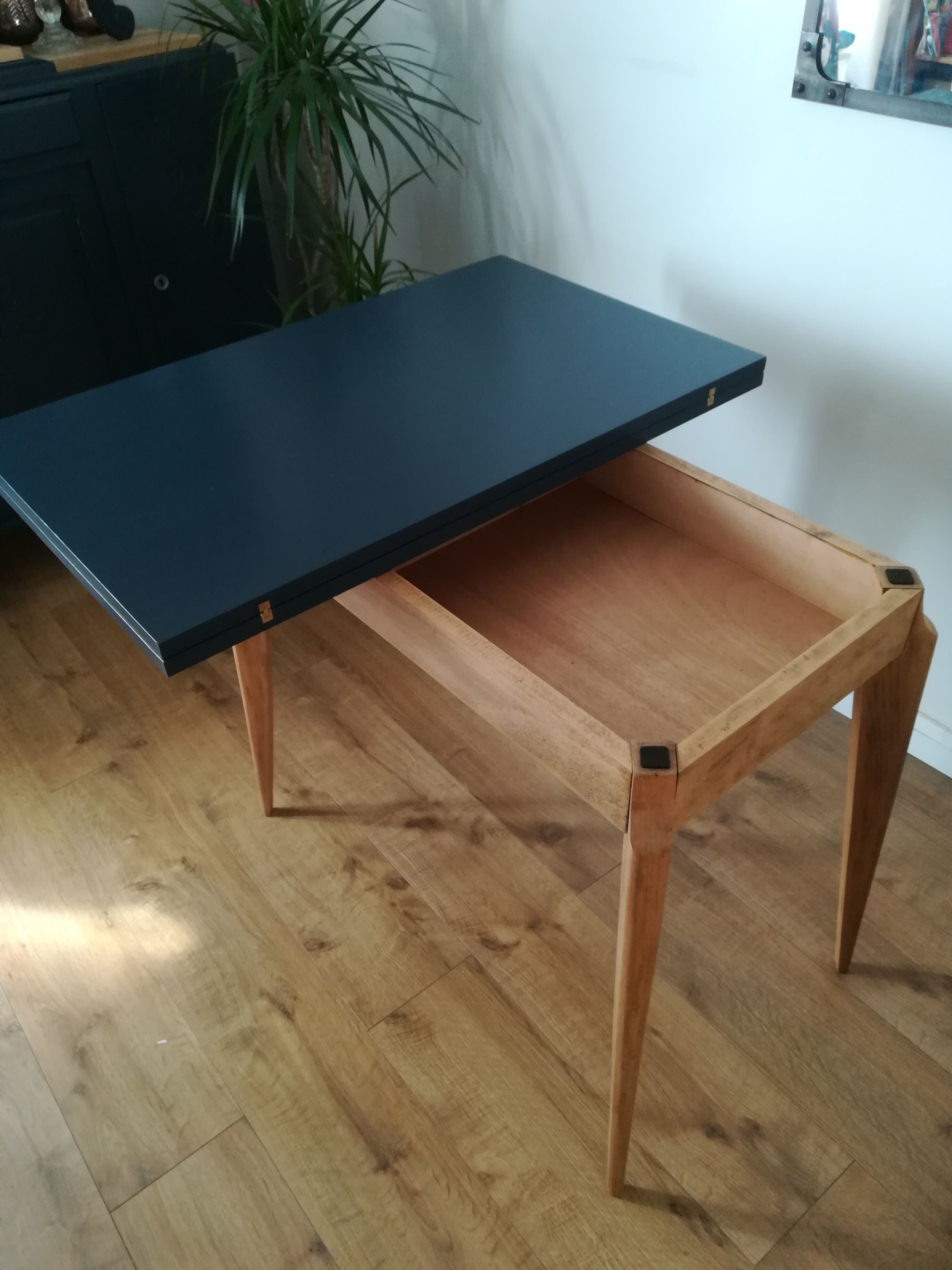 Vintage wallet table