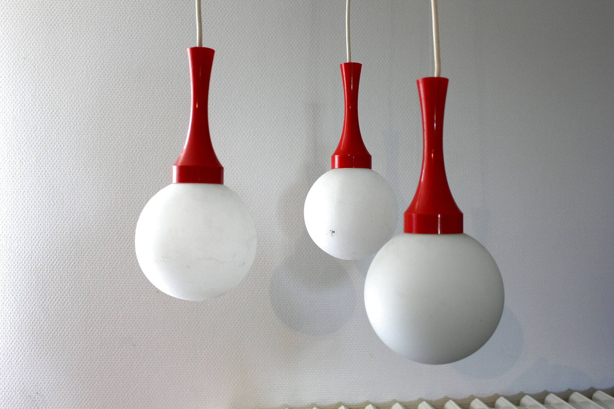 Plafonnier cascade suspension vintage space age boule opaline année 70 par