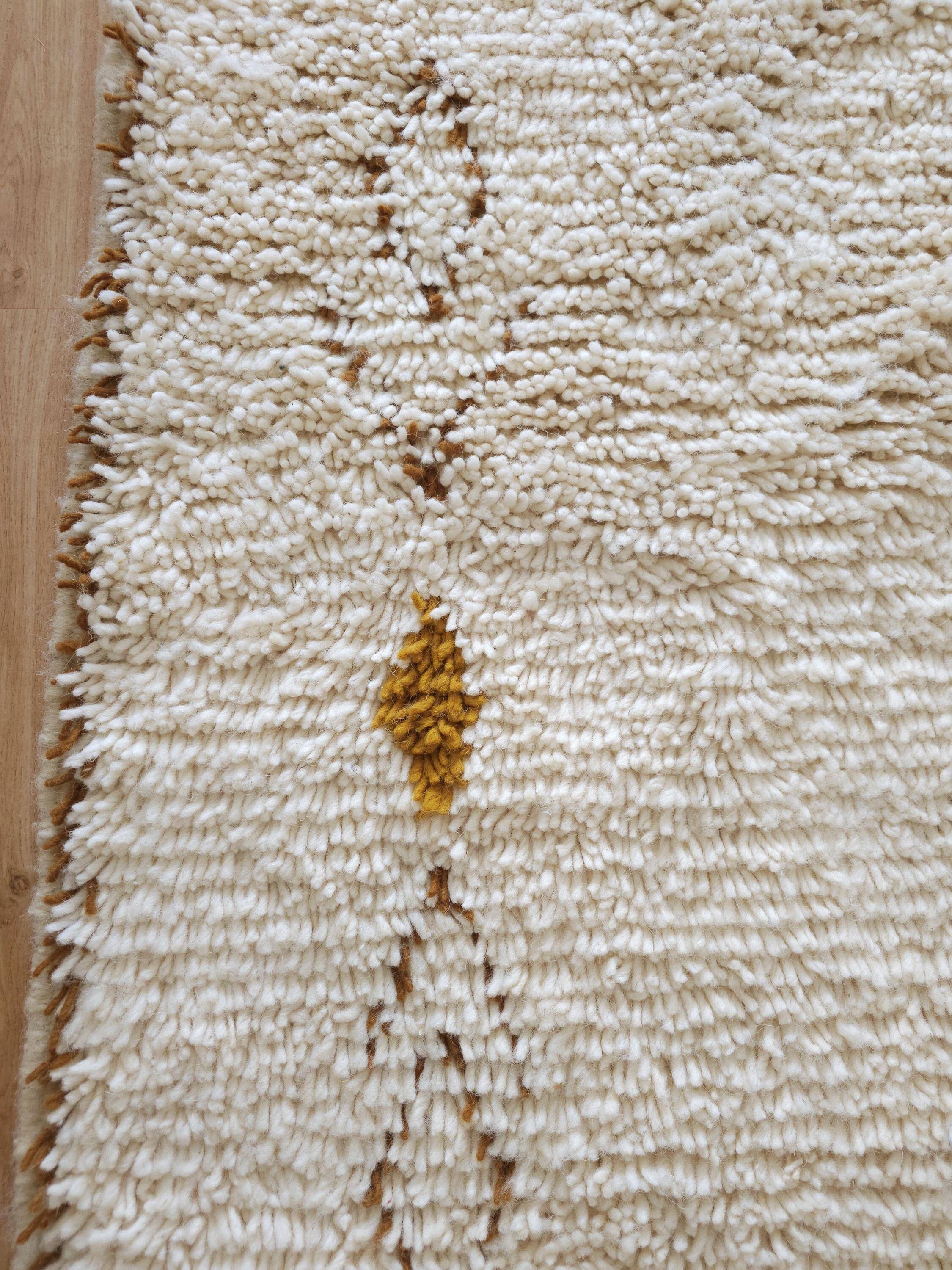 Large Moroccan rug made of natural wool, dimensions 250x150 cm, handmade.