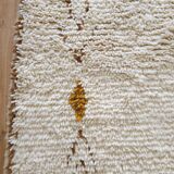 Large Moroccan rug made of natural wool, dimensions 250x150 cm, handmade.