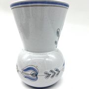 Vase en faïence émaillée bleue à décor floral stylisé, signé à la base