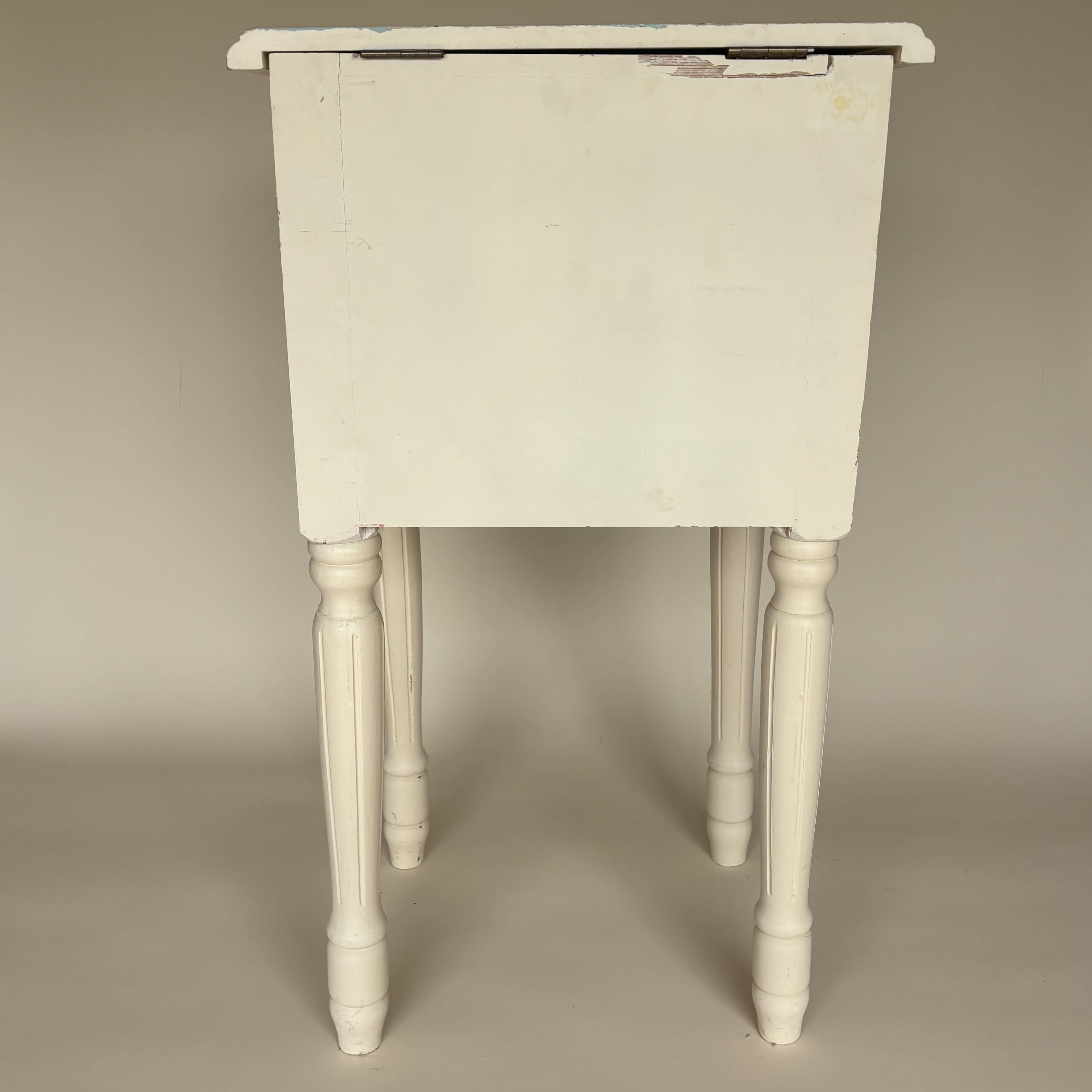 Mini dressing table