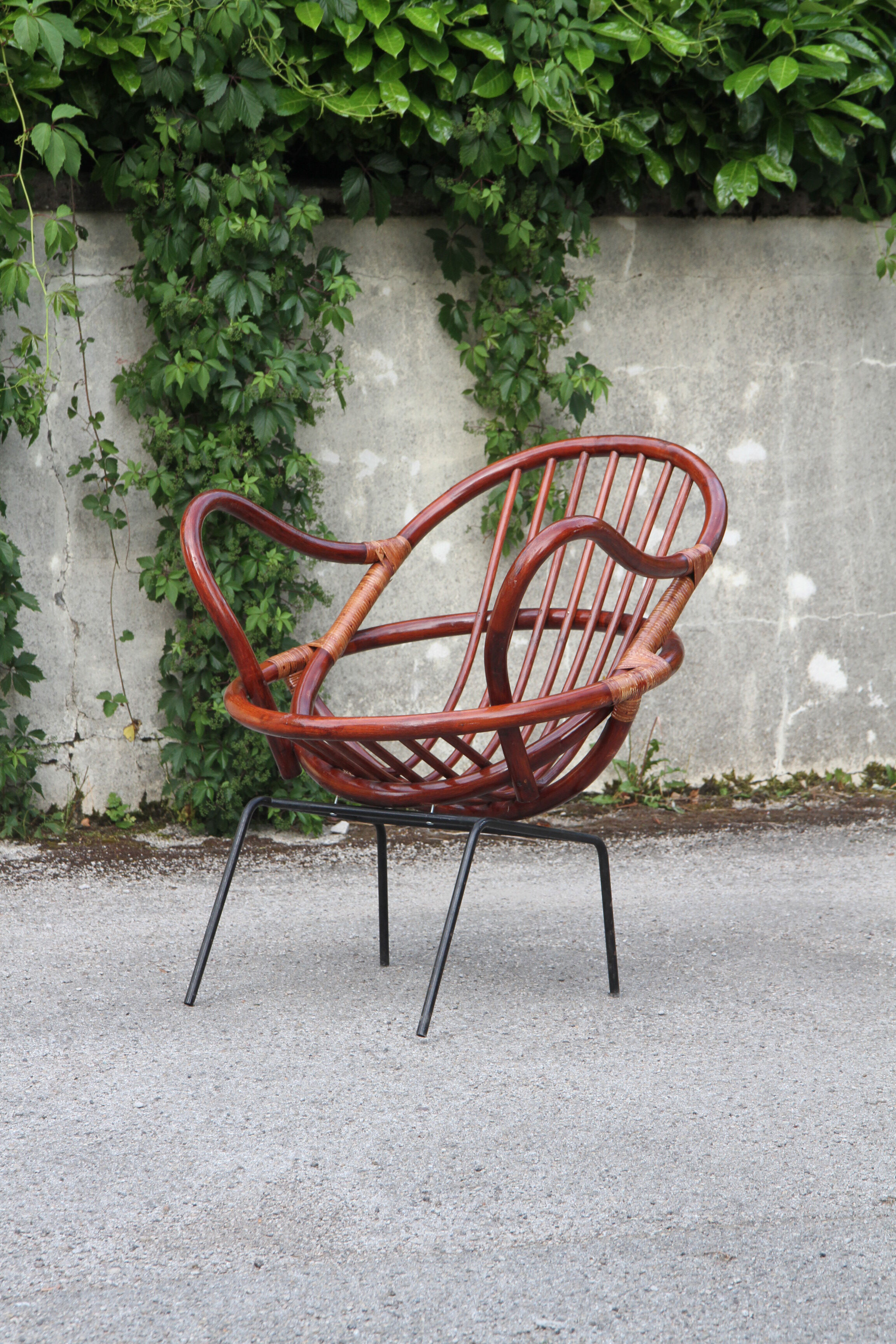 Rattan shell armchair with metal feet