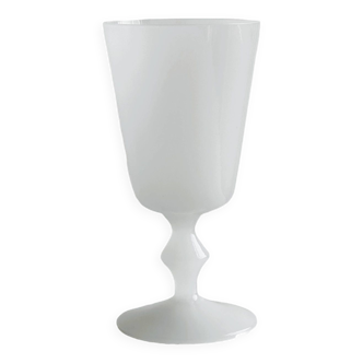 Vase sur pied en opaline blanche.