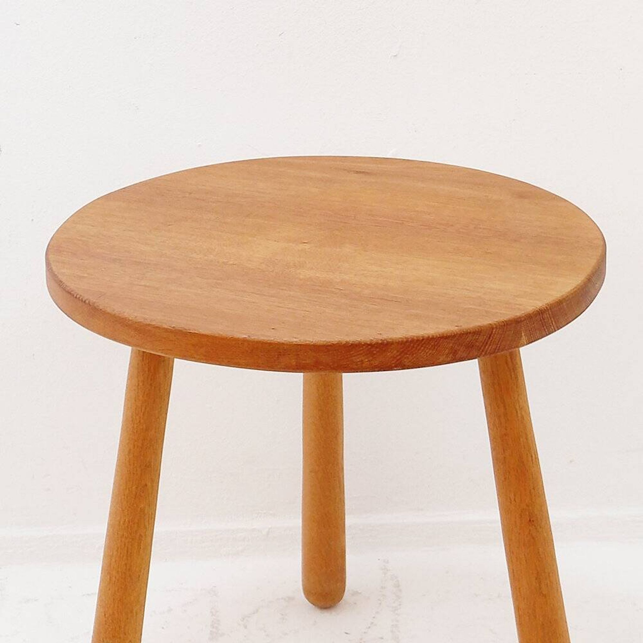 Table d'appoint vintage en bois massif avec pieds arrondis